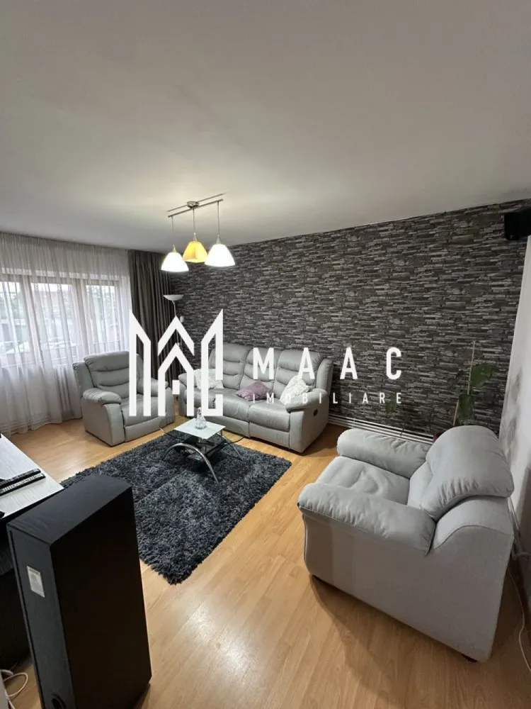 Apartament 4 camere de vânzare Sibiu | Lazaret | 86 mp, decomandat, etaj 1 - Apartament cu 4 camere decomandat, situat în cartierul Lazaret din Sibiu, cu 86 mp utili și poziționare la etajul 1, complet mobilat și utilat, disponibil pentru mutare imediată.

Detalii proprietate:
• Suprafață utilă: 86 mp, suprafață construită 103 mp
• Compartimentare: hol de acces, living, 3 dormitoare, bucătărie separată, baie, cămară, balcon și pivniță
• Etaj 1, apartament decomandat, confort 1
• An construcție: 1980, structură din cărămidă, imobil finalizat
• Stare interioară bună, bloc izolat termic și bine întreținut
• Aer condiționat inclus
• Se vinde complet mobilat și utilat
• Doar 2 apartamente pe nivel

Locuința este amplasată într-o zonă liniștită din Lazaret, într-un imobil curat, cu număr redus de vecini. În spatele blocului se află locurile de parcare destinate locatarilor, iar în fața imobilului sunt disponibile locuri de parcare comune.

Cod anunț CP3184911. Contactați echipa MAAC Imobiliare pentru detalii suplimentare și programarea unei vizionări.