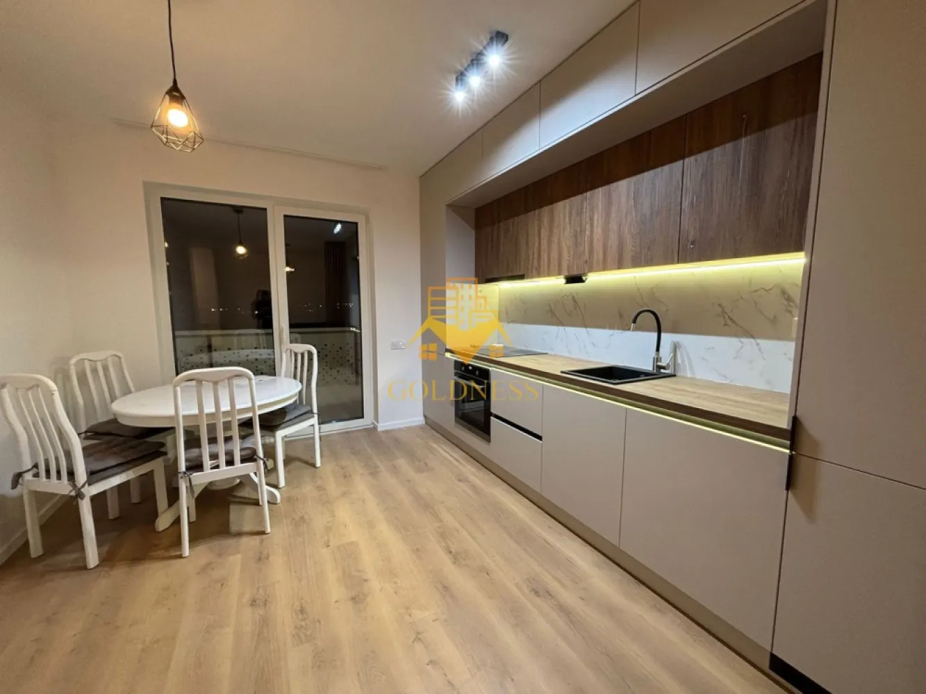 2 camere, modern, prima închiriere, bloc nou, parcare, Octavian Paler - GOLDNESS Imobiliare vă propune spre închiriere un apartament cu 2 camere complet mobilat și utilat, la etajul 3 într-un imobil de 5 etaje, pe strada Octavian Paler, Apahida.
Dispune de loc de parcare în garaj la prețul de 20 euro!
Se află în apropierea stațiilor de transport în comun, magazine, restaurante, spații verzi, farmacii, etc. 

Apartamentul este compartimentat astfel:
 - dormitor cu pat matrimonial, dressing, noptiere
 - living cu bucatarie open space complet utilată și mobilată, canapea extensibilă, loc de servit masa 
 - baie cu cabina de dus, calorifer port prosop și dulap pentru depozitare.
 - terasa de 10 mp.

Imobilul este dotat cu toate cele necesare- centrală proprie, încălzirea făcându-se prin pardoseală, frigider, aragaz, hotă, mașină de spălat haine,etc. 

Dacă sunteți interesați de acest apartament și doriți să îl vizionați, dar și pentru alte oferte nu ezitați să ne contactați telefonic sau prin e-mail. Vă stăm la dispoziție!
Pentru intermediere se percepe un comision de 50% din prețul chiriei!