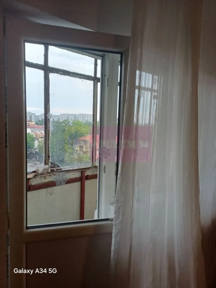 2 camere, Uverturii, zona Lujerului, zona Gorjului, Militari - Agentia Imobiliara Apulum 94
Vinde: Apartament 2 camere- 2 balcoane, zona Bulevardul Uverturii, - zona Lujerului,( sector 6), semidecomandat, Ideal pentru investitie sau familie.
Descriere: Apartament cu 2 camere. Locuinta se afla la etajul 4/8, intr-un bloc construit in anul 1982, curat si fara risc seismic. Suprafata totala este de 56 mp, compartimentarea fiind semidecomandata( se poate decomanda prin perete rigips), cu 1 bai si 2 balcoane. Apartamentul se afla in stare nerenovata (necesita modernizare integrala), aspect reflectat direct in pretul de vanzare avantajos. Reprezinta o oportunitate excelenta pentru cei care doresc sa isi configureze finisajele de la zero, perfecta pentru o familie tanara sau un designer de interior care doreste sa creeze un spatiu modern, fara a plati in plus pentru finisajele altcuiva. Blocul dispune de lift si vecini linistiti. Oportun si pentru o investitie ulterioara in vederea inchirierii. Toate actele sunt la zi. Pret: 110.000 Euro ( usor negociabil).
