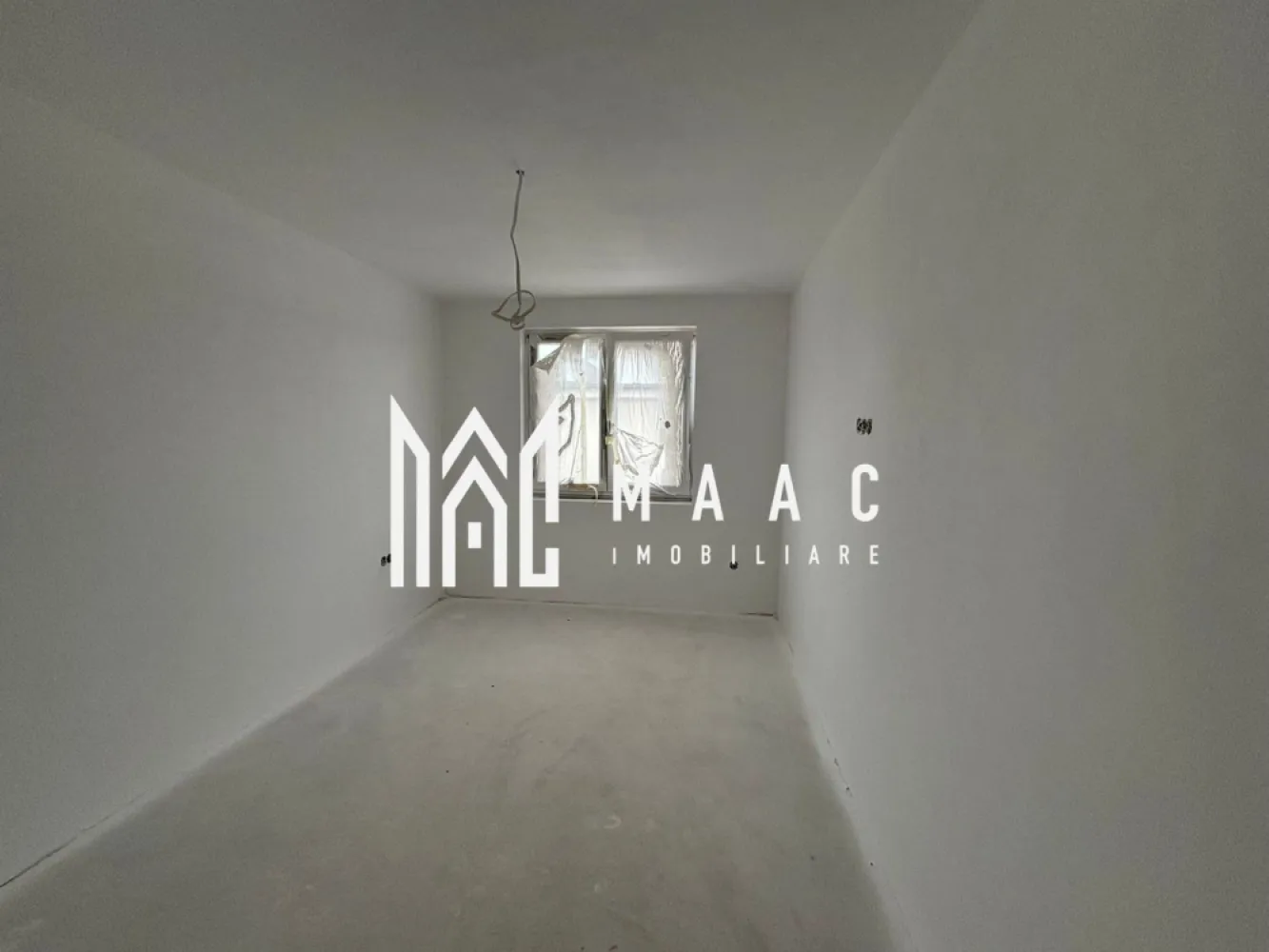 Casa Quadruplex | 4 Camere | 110 MPU | Curte 60MP | 2 Balcoane| Arhitecților - MAAC Imobiliare vă propune spre vânzare o casă de tip quadruplex situată în Cartierul Arhitecților, o zonă rezidențială modernă, aflată în continuă dezvoltare, apreciată pentru infrastructură și accesibilitate.

Locuința are o suprafață utilă de 110 mp și este compartimentată eficient pentru a răspunde nevoilor unei familii:

-living cu spațiu pentru luat masa

-bucătărie închisă

-3 dormitoare

-2 băi cu geam de aerisire

Proprietatea beneficiază de o curte liberă de 60 mp, oferind posibilitatea amenajării unui spațiu exterior pentru relaxare sau activități în aer liber. Casa se vinde la alb, cu posibilitatea de colaborare cu o echipă specializată în finisare, ceea ce permite personalizarea completă a interiorului conform preferințelor viitorului proprietar.

Amplasarea în Cartierul Arhitecților oferă acces rapid către școli, magazine precum Profi, Lidl și Kaufland, stații pentru transportul în comun și parc amenajat pentru copii de toate vârstele, ceea ce transformă această proprietate într-o opțiune potrivită atât pentru locuire, cât și pentru investiție.

Pentru mai multe detalii, sau programarea unei vizionări contactați-ne menționând codul de identificare al proprietății ID: CP2911793