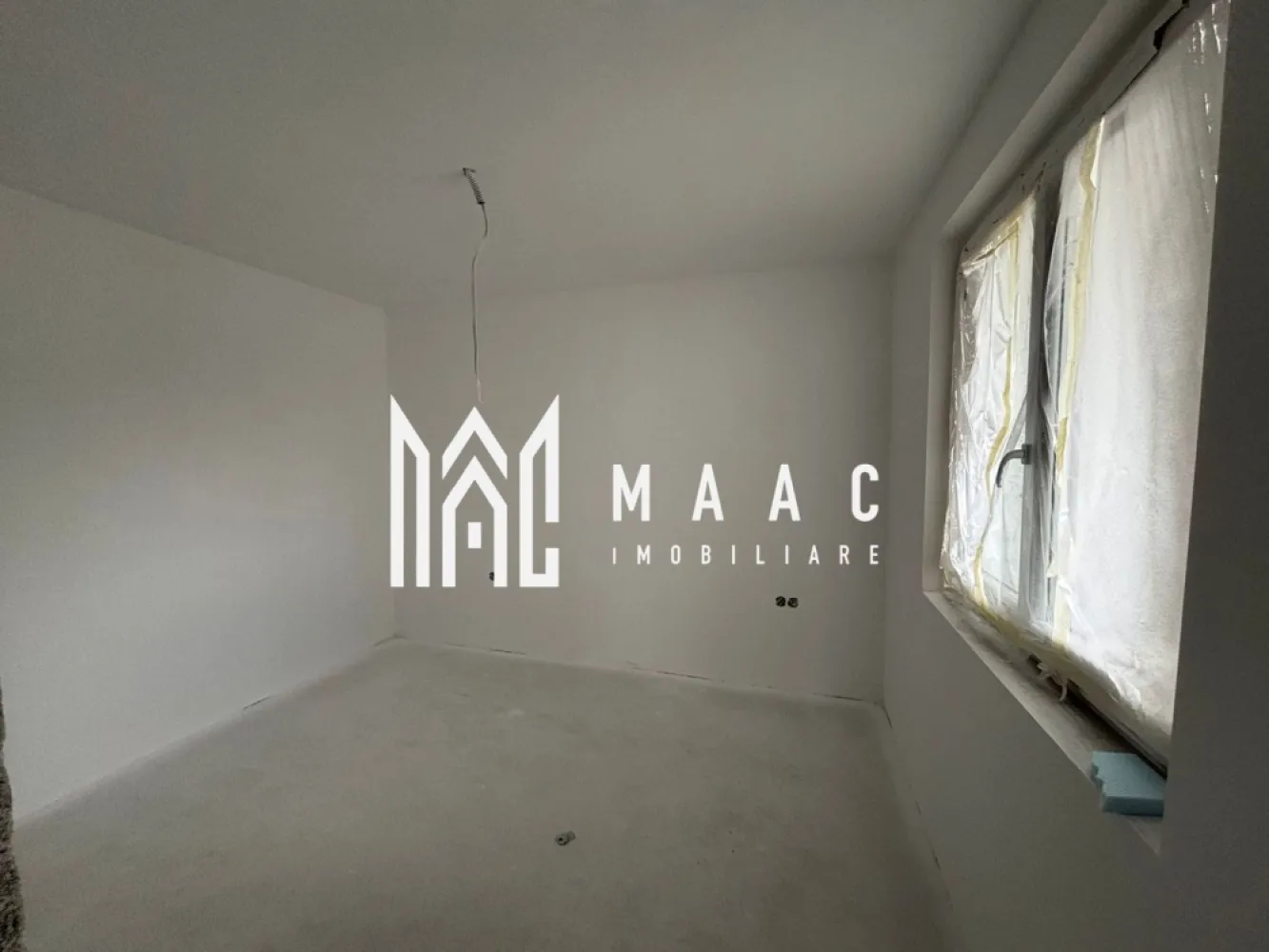 Casa Quadruplex | 4 Camere | 110 MPU | Curte 60MP | 2 Balcoane| Arhitecților - MAAC Imobiliare vă propune spre vânzare o casă de tip quadruplex situată în Cartierul Arhitecților, o zonă rezidențială modernă, aflată în continuă dezvoltare, apreciată pentru infrastructură și accesibilitate.

Locuința are o suprafață utilă de 110 mp și este compartimentată eficient pentru a răspunde nevoilor unei familii:

-living cu spațiu pentru luat masa

-bucătărie închisă

-3 dormitoare

-2 băi cu geam de aerisire

Proprietatea beneficiază de o curte liberă de 60 mp, oferind posibilitatea amenajării unui spațiu exterior pentru relaxare sau activități în aer liber. Casa se vinde la alb, cu posibilitatea de colaborare cu o echipă specializată în finisare, ceea ce permite personalizarea completă a interiorului conform preferințelor viitorului proprietar.

Amplasarea în Cartierul Arhitecților oferă acces rapid către școli, magazine precum Profi, Lidl și Kaufland, stații pentru transportul în comun și parc amenajat pentru copii de toate vârstele, ceea ce transformă această proprietate într-o opțiune potrivită atât pentru locuire, cât și pentru investiție.

Pentru mai multe detalii, sau programarea unei vizionări contactați-ne menționând codul de identificare al proprietății ID: CP2911793