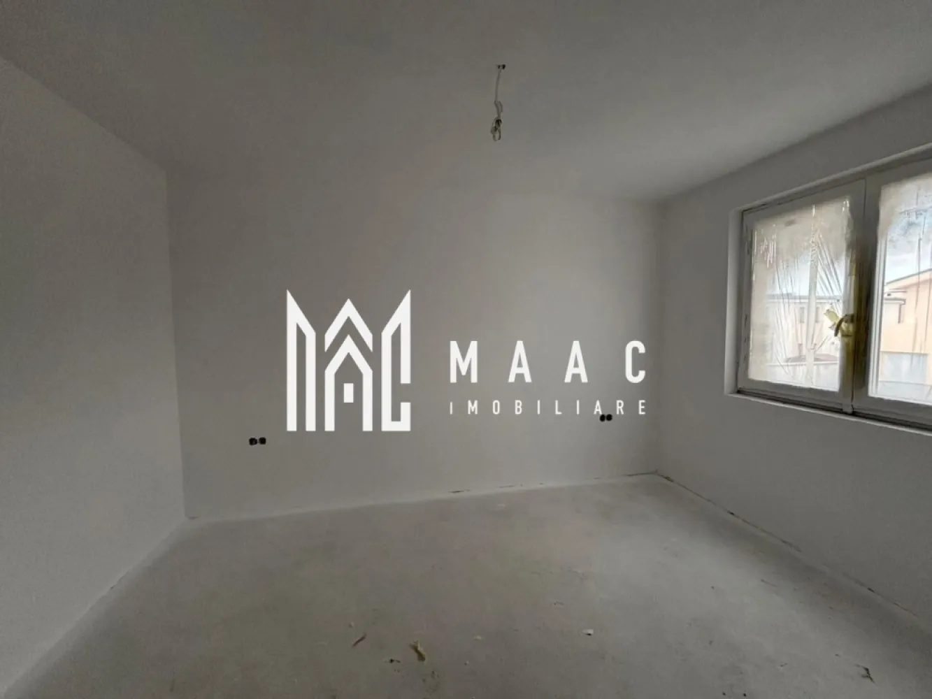 Casa Quadruplex | 3 Camere | 82MPU | Curte 170MP | Balcon - MAAC Imobiliare vă propune spre vânzare o casă de tip quadruplex situată în Cartierul Arhitecților, o zonă rezidențială în plină dezvoltare, apreciată pentru accesibilitate și proximitatea față de facilități urbane importante.

Locuința are o suprafață utilă de 82 mp și este compartimentată eficient pentru a oferi confort și funcționalitate:
-living cu bucătărie
-2 dormitoare
-baie cu geam de aerisire

Proprietatea beneficiază de încălzire în pardoseală, asigurând un confort termic optim și distribuție uniformă a căldurii. Casa se vinde la alb, oferind posibilitatea personalizării finisajelor interioare, cu opțiunea de colaborare cu o echipă specializată în finisare.

Exteriorul completează avantajele acestei proprietăți:
-curte liberă de 170 mp
-2 locuri de parcare

În apropiere se regăsesc multiple puncte de interes, precum magazinele Profi, Lidl și Kaufland, stații pentru transportul în comun și parc amenajat pentru copii de toate vârstele, ceea ce face ca această locuință să fie potrivită pentru familii sau pentru investiție.

Pentru mai multe detalii, vă rugăm să menționați numărul CP2911805 la telefon.