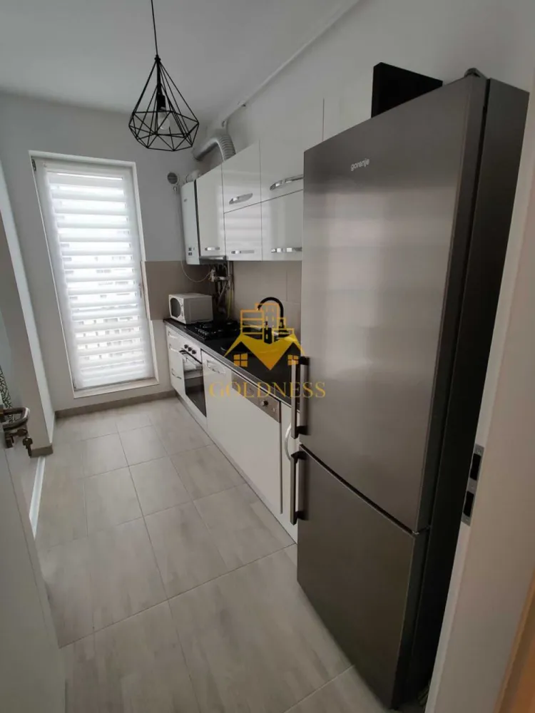 2 camere decomandate, Andrei Mureșanu, Sigma, Calea Turzii, UTCN - GOLDNESS Imobiliare vă propune spre închiriere un apartament cu 2 camere complet mobilat și utilat, la etajul 2 într-un imobil de 3 etaje, în Cartierul Andrei Mureșanu.
Posibilitatea de închiriere loc de parcare subteran separat 50e.
Se află în apropierea stațiilor de transport în comun, magazine, restaurante, spații verzi, farmacii, etc. 

Apartamentul este compartimentat astfel:
 - dormitor cu pat matrimonial, dressing, noptiere
 - living cu canapea extensibilă 
 - bucătărie complet utilată și mobilată, loc de servit masa 
 - baie cu cabina de dus, calorifer port prosop și dulap pentru depozitare.
 - balcon 3mp.

Imobilul este dotat cu toate cele necesare- centrală proprie cu încălzirea prin pardoseala, frigider, aragaz, hotă, mașină de spălat haine și vase, etc. 

Dacă sunteți interesați de acest apartament și doriți să îl vizionați, dar și pentru alte oferte nu ezitați să ne contactați telefonic sau prin e-mail. Vă stăm la dispoziție!
Pentru intermediere se percepe un comision de 50% din prețul chiriei!