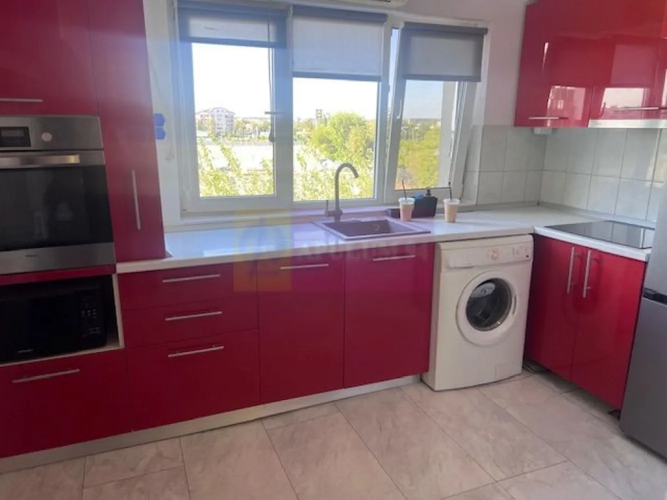 Garsoniera Soseaua Straulesti- Baneasa. - Compania imobiliara Apulum 94 va propune o garsoniera situata pe Soseaua Straulesti- Baneasa, in apropiere de Bd Petrolistilor.
Imobilul este de 4 etaje, construit in 1974 si este reabilitat termic. 
Garsoniera este renovata in totalitate, cu instalatie electrica si sanitara schimbate, gresie, faianta, parchet, termopan. Este mobilata si utilata, iar incalzirea este electrica.
Pentru apa calda exista boiler. Blocul are teava de gaze si se poate racorda la reteaua de gaze. 
Zona este accesibila, avand in apropiere mijloace de transport, hypermarket Lidl, Mega- Image, scoli, gradinite, metroul este la 3 statii de autobuz.
Garsoniera este libera si se poate preda imediat. 
Pentru vizionare si alte detalii nu ezitati sa ma contactati pe nr 0733683446- Laura Ionescu.