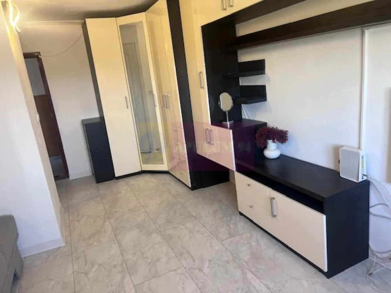 Garsoniera Soseaua Straulesti- Baneasa. - Compania imobiliara Apulum 94 va propune o garsoniera situata pe Soseaua Straulesti- Baneasa, in apropiere de Bd Petrolistilor.
Imobilul este de 4 etaje, construit in 1974 si este reabilitat termic. 
Garsoniera este renovata in totalitate, cu instalatie electrica si sanitara schimbate, gresie, faianta, parchet, termopan. Este mobilata si utilata, iar incalzirea este electrica.
Pentru apa calda exista boiler. Blocul are teava de gaze si se poate racorda la reteaua de gaze. 
Zona este accesibila, avand in apropiere mijloace de transport, hypermarket Lidl, Mega- Image, scoli, gradinite, metroul este la 3 statii de autobuz.
Garsoniera este libera si se poate preda imediat. 
Pentru vizionare si alte detalii nu ezitati sa ma contactati pe nr 0733683446- Laura Ionescu.