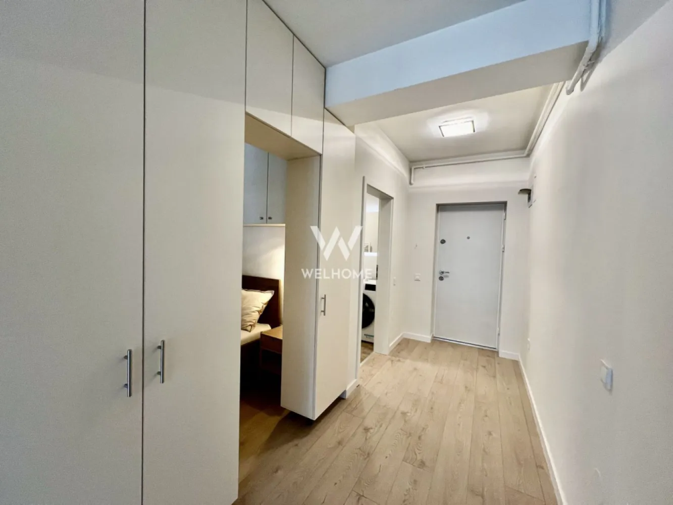 Calitate Superioara! Garsoniera decomandata. Sibiu - Studio in Zona de Vest, Sibiu. - Zona deosebita, la DOAR 4-5 minute de Zona Industriala Vest. - Proiect modern de blocuri cu regim de innaltime redus. - Suprafata utila: 37,54mp - Dormitor cu zona de living cu bucatarie, baie cu geam, hol. - Balcon tip logie: 8 mp - Apartamente disponibile la parterul si la etajul 1 al unui bloc cu 2 etaje. ! Apartamentul se preda pe interior LA ALB si v-a include: centrala termica si incalzire in pardoseala, sistem electric complet cu prize si intrerupatoare, peretii tencuiti, gletuiti si lavabila, geamuri termopan, usa de intrare, instalatii electrice, termice si sanitare, aparat de aer condiționat. ! Exteriorul se preda LA CHEIE: jaluzele electrice la geamuri, izolatie cu vata bazaltica si piatra naturala, balcoane cu granit si sticla securizata. - Zona linistita, aer curat si priveliste catre munti, zona cu multi copaci de coniferi. - 1 loc de parcare inclus in pret. - Termne predare: Primavara 2026 Pret: 67.900euro Tva Inclus pentru avans 90% *pozele sunt cu titlu de prezentare, insa, optional se poate realiza exact ca in poze.