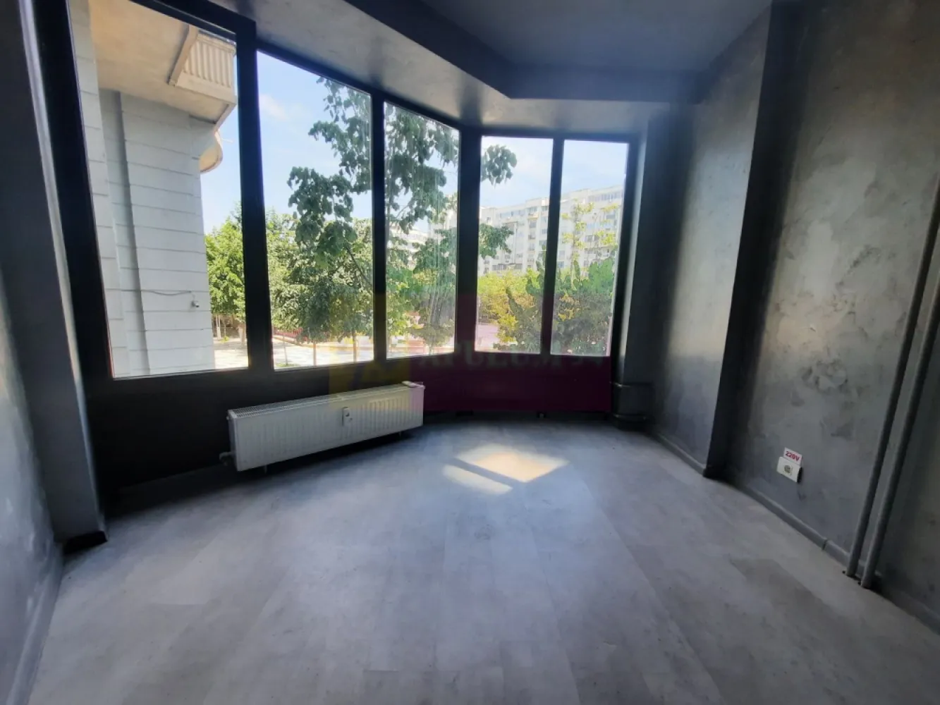 Inchiriere spatiu comercial inzona Decebal - Va oferim spre inchiriere un spatiu comercial in zona Decebal, stradal, in suprafata de 95mp, parter+supanta, cu vitrina de 6ml la parter si 6ml la etaj, cu utilitati. Pozitionarea stradala permite orice fel de activitate comerciala si/sau birouri. Metroul se afla la 5min de mers pe jos, iar in apropiere statiile de transport STB. Zona are trafic intens de populatie datorita restaurantelor, cafenelelor, bancilor si supermarketurilor aflate in imediata proximitate a spatiului.
Va rog sa urmariti filmarea video atasata anuntului, asa puteti anticipa cat de bine se potriveste spatiul activitatii dv.
Pentru detalii si vizionari contactati agentul imobiliar Dona Camelia 0733683461