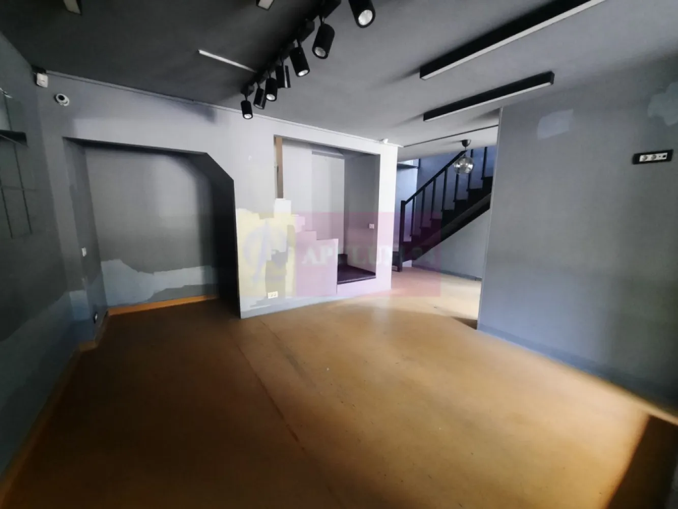 Inchiriere spatiu comercial inzona Decebal - Va oferim spre inchiriere un spatiu comercial in zona Decebal, stradal, in suprafata de 95mp, parter+supanta, cu vitrina de 6ml la parter si 6ml la etaj, cu utilitati. Pozitionarea stradala permite orice fel de activitate comerciala si/sau birouri. Metroul se afla la 5min de mers pe jos, iar in apropiere statiile de transport STB. Zona are trafic intens de populatie datorita restaurantelor, cafenelelor, bancilor si supermarketurilor aflate in imediata proximitate a spatiului.
Va rog sa urmariti filmarea video atasata anuntului, asa puteti anticipa cat de bine se potriveste spatiul activitatii dv.
Pentru detalii si vizionari contactati agentul imobiliar Dona Camelia 0733683461