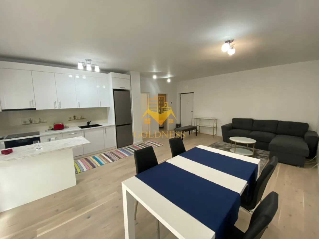 2 camere, parcare, bloc nou, Record Park Zona The Office, 21 Decembrie - GOLDNESS Imobiliare vă propune spre închiriere un apartament complet mobilat și utilat, la etajul 1 într-un imobil de 6 etaje, în zona semicentrala. Apartamentul este compartimentat astfel:
Dispune de parcare subterana inclusa in pret!
 - dormitor cu pat matrimonial, dressing, noptiere
 - living cu bucatarie open-space complet utilată, canapea, loc de servit masa 
 - baie cu vană, calorifer port prosop inox și dulap pentru depozitare.
 - terasa de 8 mp.
 

Imobilul este dotat cu toate cele necesare- centrală proprie, mașină de spălat haine, frigider, plită electrică, hotă, TV, etc. 
Se află în apropierea stațiilor de transport în comun, magazine, restaurante, spații verzi, farmacii, etc. 

Dacă sunteți interesați de acest apartament și doriți să îl vizionați, dar și pentru alte oferte sau detalii nu ezitați să ne contactați telefonic sau prin e-mail - goldnessimobiliare@gmail.com. Vă stăm la dispoziție!