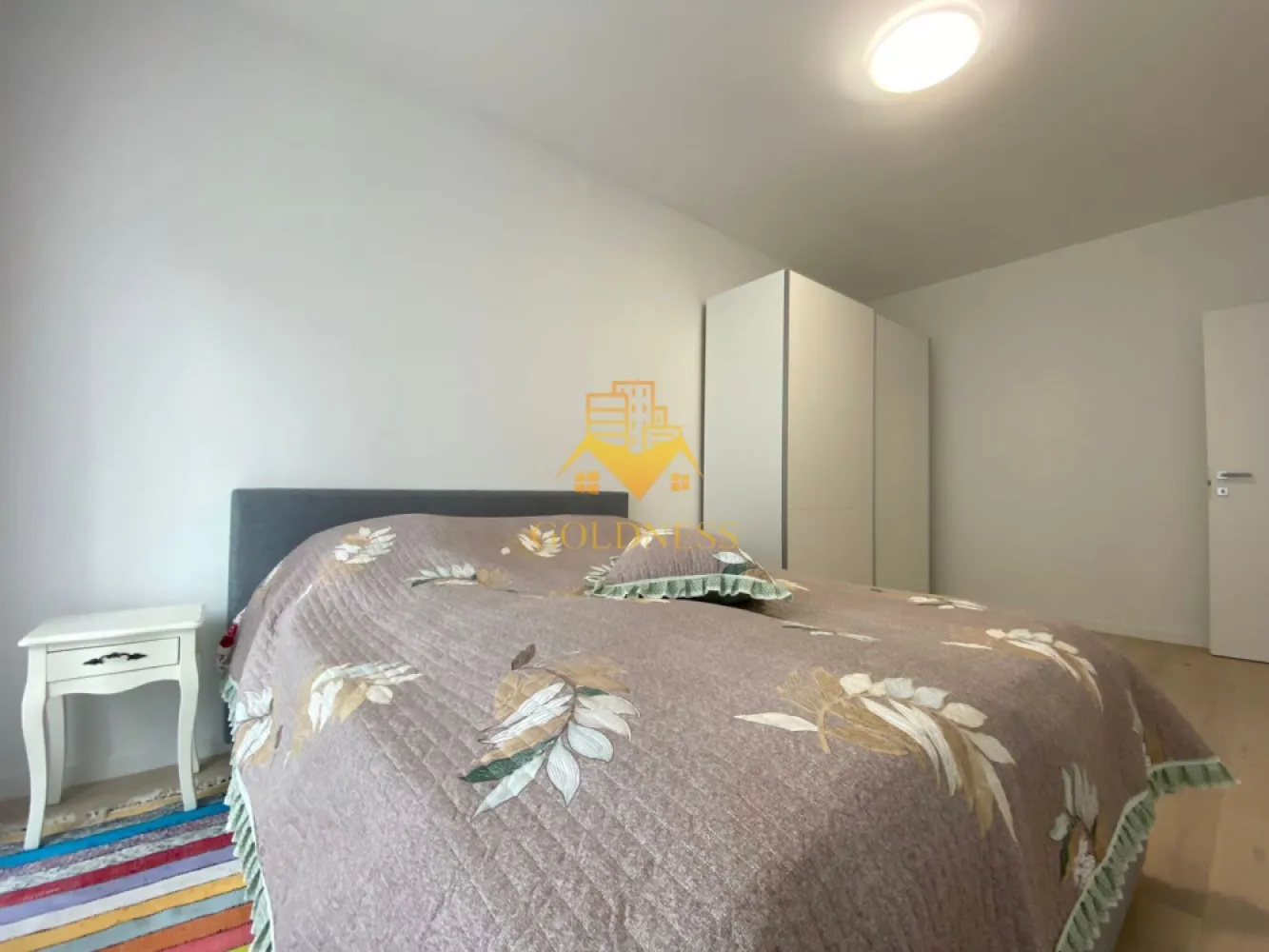 2 camere, parcare, bloc nou, Record Park Zona The Office, 21 Decembrie - GOLDNESS Imobiliare vă propune spre închiriere un apartament complet mobilat și utilat, la etajul 1 într-un imobil de 6 etaje, în zona semicentrala. Apartamentul este compartimentat astfel:
Dispune de parcare subterana inclusa in pret!
 - dormitor cu pat matrimonial, dressing, noptiere
 - living cu bucatarie open-space complet utilată, canapea, loc de servit masa 
 - baie cu vană, calorifer port prosop inox și dulap pentru depozitare.
 - terasa de 8 mp.
 

Imobilul este dotat cu toate cele necesare- centrală proprie, mașină de spălat haine, frigider, plită electrică, hotă, TV, etc. 
Se află în apropierea stațiilor de transport în comun, magazine, restaurante, spații verzi, farmacii, etc. 

Dacă sunteți interesați de acest apartament și doriți să îl vizionați, dar și pentru alte oferte sau detalii nu ezitați să ne contactați telefonic sau prin e-mail - goldnessimobiliare@gmail.com. Vă stăm la dispoziție!