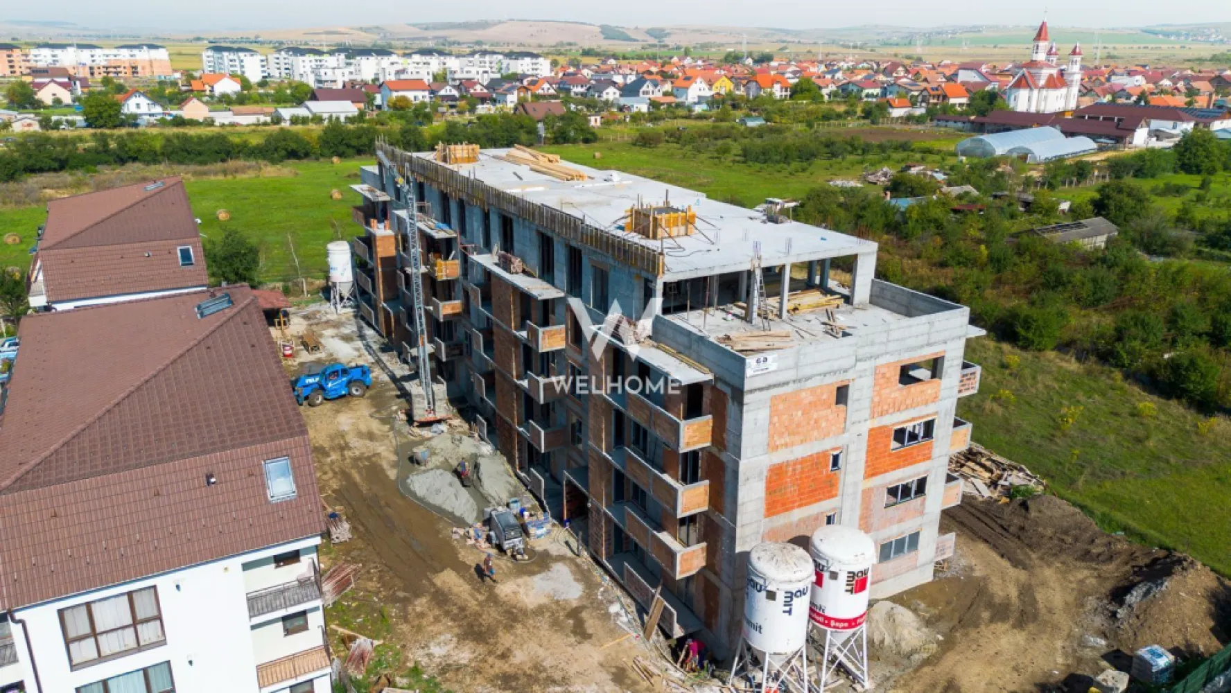 Perfect pentru investitie , apartament langa lac! - Va prezentam un ansamblu compus din doar 2 scări, cu un total de 60 de apartamente – un proiect intim și exclusivist, ideal pentru cei care apreciază calitatea și intimitatea.
 ✅ 14 apartamente cu grădină proprie – pentru relaxare, joacă sau grătar
 ✅ 4 penthouse-uri spectaculoase – cu terase generoase și vedere panoramică
 ✅ 42 de apartamente cu 2 camere cu balcon si vedere spre lac

Suprafta utila : 43.63 , compartimentati astfel : hol cu acces in livingul open space cu bucataria 
 baie 
 dormitor cu iesire pe balcon 
 gradina - 21 mp 

Predare la stadiul de alb : geamuri si usa termopan 3 foi de sticla, pereti tencuiti si gletuiti, sapa elicopterizata, centrala, incalzire in pardoseala instalatii electrice, termice si sanitare. Se poate finisa la cheie contracost!

Loc de parcare inclus în preț, cu posibilitatea achiziționării unui al doilea loc (în funcție de disponibilitate).
Apartamentele detin si un spatiu de depozitare pe balcon.

Pret : 94.500