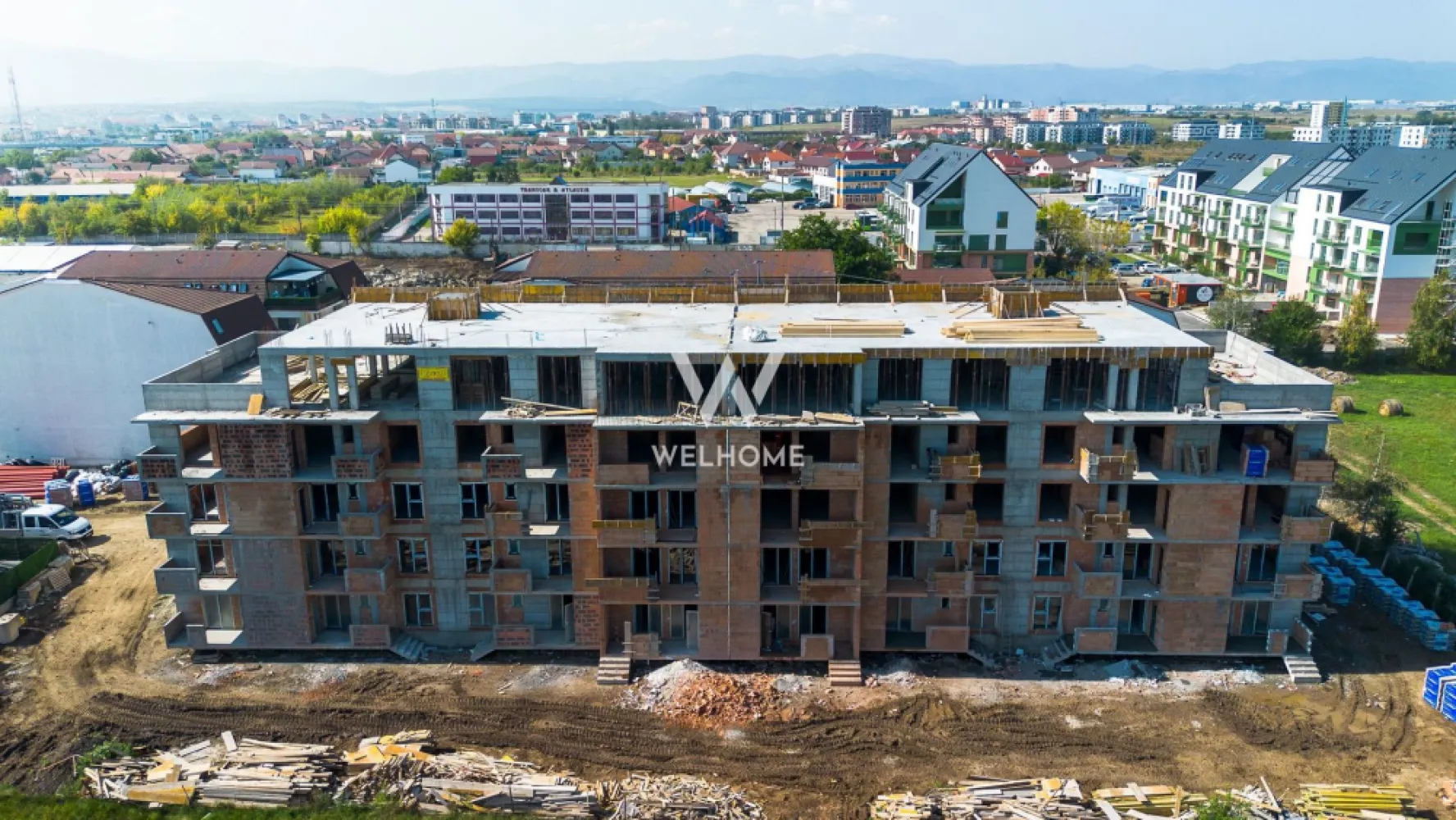 Perfect pentru investitie , apartament langa lac! - Va prezentam un ansamblu compus din doar 2 scări, cu un total de 60 de apartamente – un proiect intim și exclusivist, ideal pentru cei care apreciază calitatea și intimitatea.
 ✅ 14 apartamente cu grădină proprie – pentru relaxare, joacă sau grătar
 ✅ 4 penthouse-uri spectaculoase – cu terase generoase și vedere panoramică
 ✅ 42 de apartamente cu 2 camere cu balcon si vedere spre lac

Suprafta utila : 43.63 , compartimentati astfel : hol cu acces in livingul open space cu bucataria 
 baie 
 dormitor cu iesire pe balcon 
 gradina - 21 mp 

Predare la stadiul de alb : geamuri si usa termopan 3 foi de sticla, pereti tencuiti si gletuiti, sapa elicopterizata, centrala, incalzire in pardoseala instalatii electrice, termice si sanitare. Se poate finisa la cheie contracost!

Loc de parcare inclus în preț, cu posibilitatea achiziționării unui al doilea loc (în funcție de disponibilitate).
Apartamentele detin si un spatiu de depozitare pe balcon.

Pret : 94.500