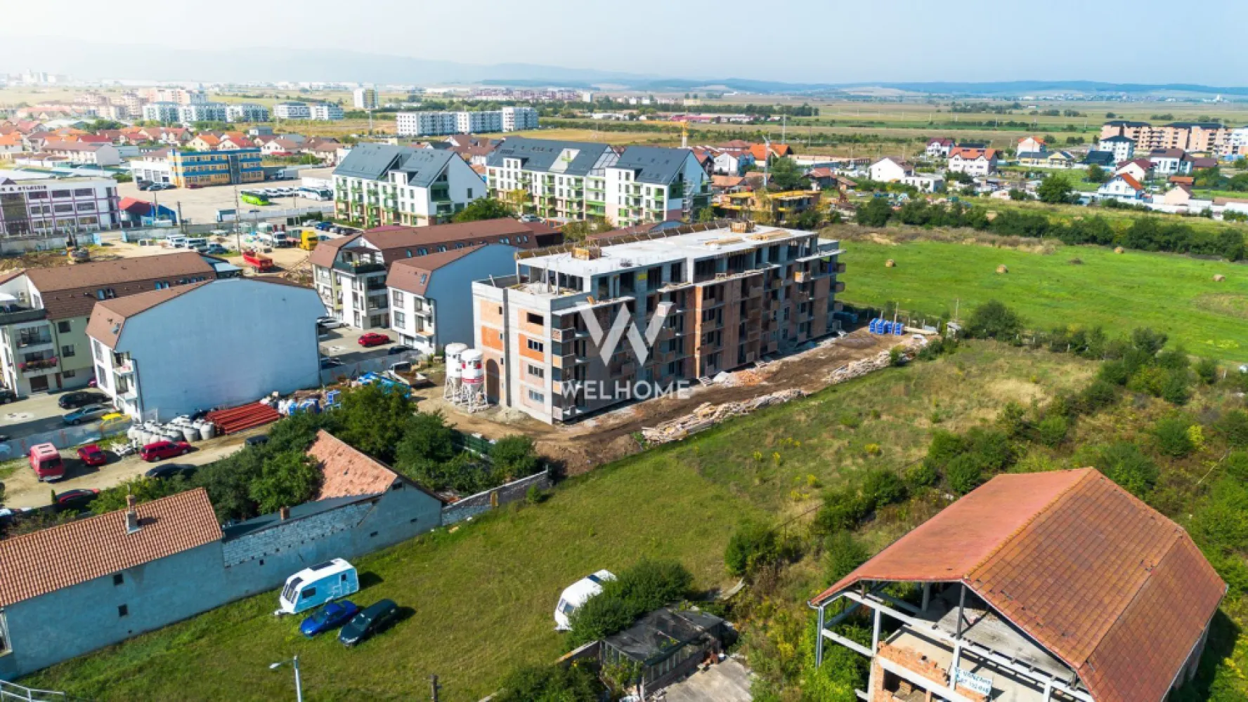 Perfect pentru investitie , apartament langa lac! - Va prezentam un ansamblu compus din doar 2 scări, cu un total de 60 de apartamente – un proiect intim și exclusivist, ideal pentru cei care apreciază calitatea și intimitatea.
 ✅ 14 apartamente cu grădină proprie – pentru relaxare, joacă sau grătar
 ✅ 4 penthouse-uri spectaculoase – cu terase generoase și vedere panoramică
 ✅ 42 de apartamente cu 2 camere cu balcon si vedere spre lac

Suprafta utila : 43.63 , compartimentati astfel : hol cu acces in livingul open space cu bucataria 
 baie 
 dormitor cu iesire pe balcon 
 gradina - 21 mp 

Predare la stadiul de alb : geamuri si usa termopan 3 foi de sticla, pereti tencuiti si gletuiti, sapa elicopterizata, centrala, incalzire in pardoseala instalatii electrice, termice si sanitare. Se poate finisa la cheie contracost!

Loc de parcare inclus în preț, cu posibilitatea achiziționării unui al doilea loc (în funcție de disponibilitate).
Apartamentele detin si un spatiu de depozitare pe balcon.

Pret : 94.500