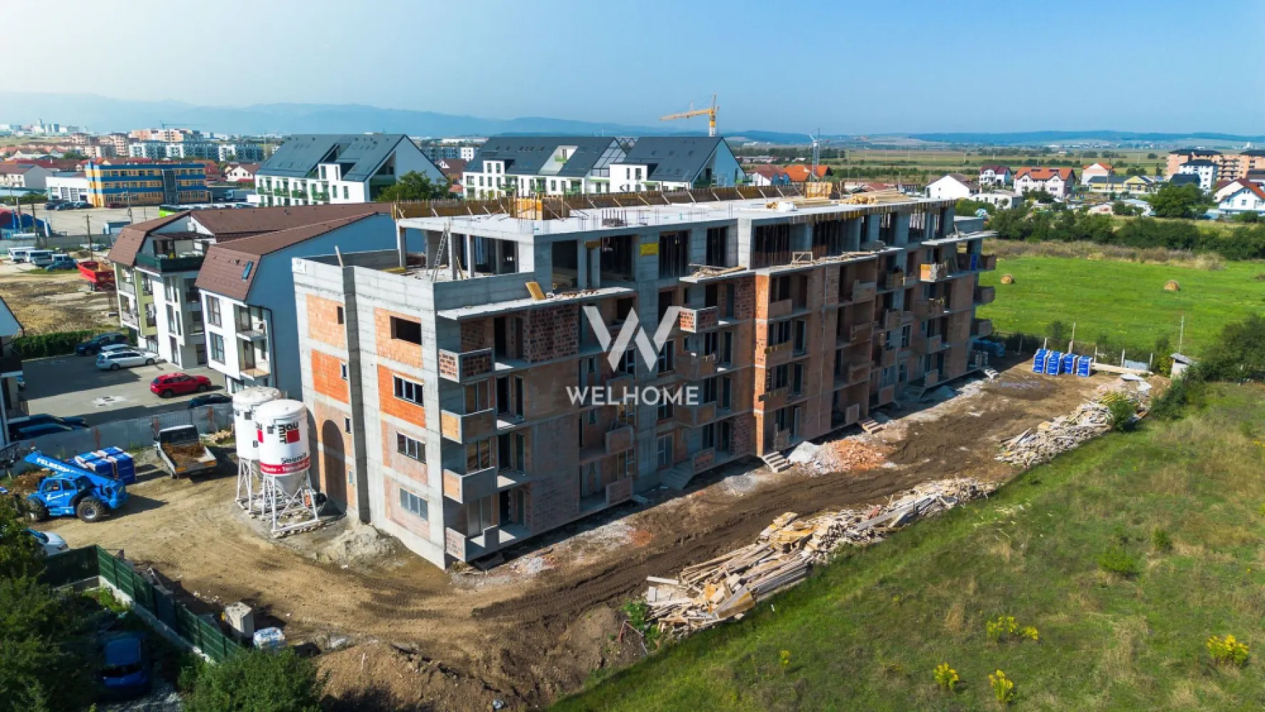 Perfect pentru investitie , apartament langa lac! - Va prezentam un ansamblu compus din doar 2 scări, cu un total de 60 de apartamente – un proiect intim și exclusivist, ideal pentru cei care apreciază calitatea și intimitatea.
 ✅ 14 apartamente cu grădină proprie – pentru relaxare, joacă sau grătar
 ✅ 4 penthouse-uri spectaculoase – cu terase generoase și vedere panoramică
 ✅ 42 de apartamente cu 2 camere cu balcon si vedere spre lac

Suprafta utila : 43.63 , compartimentati astfel : hol cu acces in livingul open space cu bucataria 
 baie 
 dormitor cu iesire pe balcon 
 gradina - 21 mp 

Predare la stadiul de alb : geamuri si usa termopan 3 foi de sticla, pereti tencuiti si gletuiti, sapa elicopterizata, centrala, incalzire in pardoseala instalatii electrice, termice si sanitare. Se poate finisa la cheie contracost!

Loc de parcare inclus în preț, cu posibilitatea achiziționării unui al doilea loc (în funcție de disponibilitate).
Apartamentele detin si un spatiu de depozitare pe balcon.

Pret : 94.500