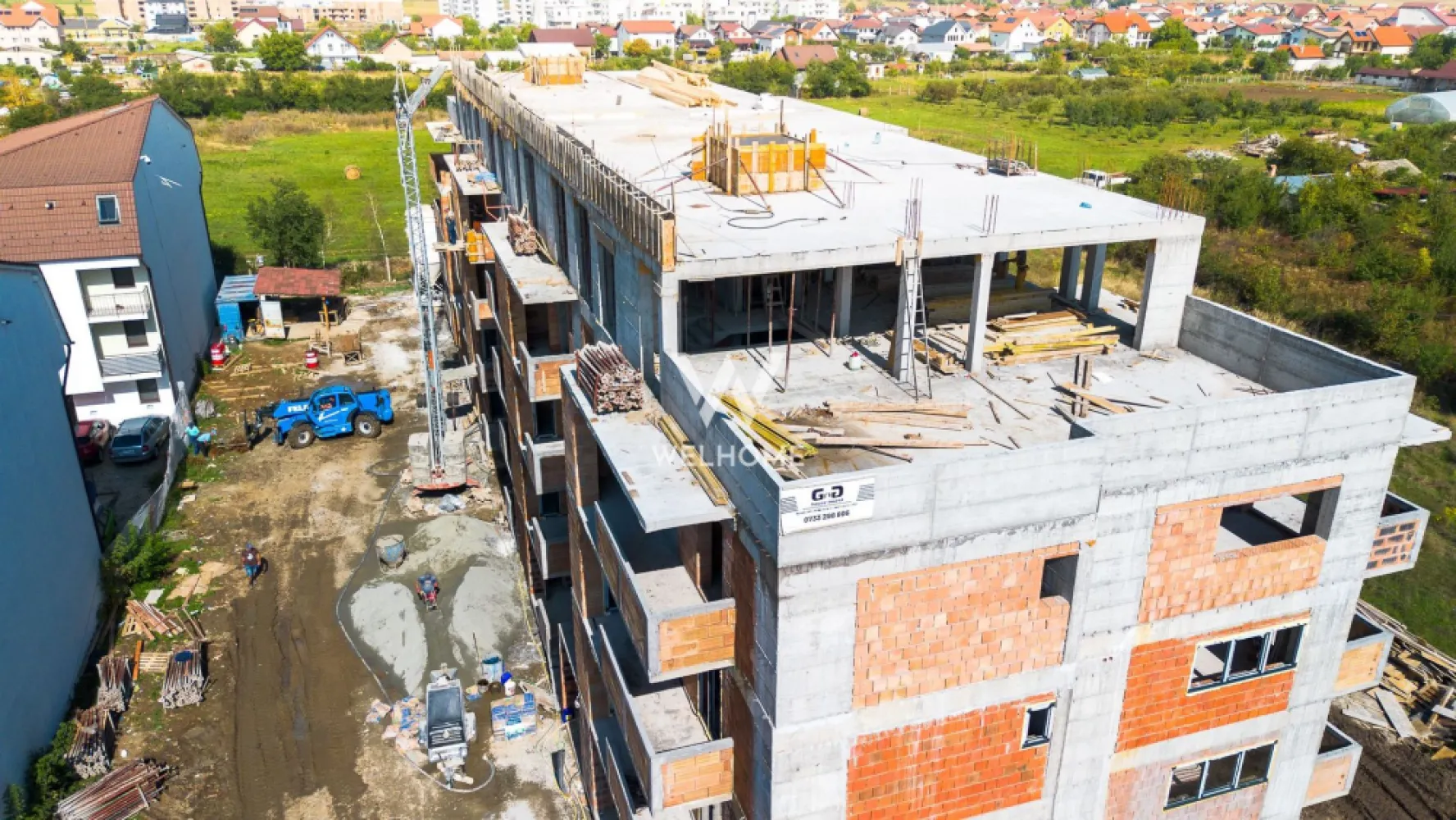 Perfect pentru investitie , apartament langa lac! - Va prezentam un ansamblu compus din doar 2 scări, cu un total de 60 de apartamente – un proiect intim și exclusivist, ideal pentru cei care apreciază calitatea și intimitatea.
 ✅ 14 apartamente cu grădină proprie – pentru relaxare, joacă sau grătar
 ✅ 4 penthouse-uri spectaculoase – cu terase generoase și vedere panoramică
 ✅ 42 de apartamente cu 2 camere cu balcon si vedere spre lac

Suprafta utila : 43.63 , compartimentati astfel : hol cu acces in livingul open space cu bucataria 
 baie 
 dormitor cu iesire pe balcon 
 gradina - 21 mp 

Predare la stadiul de alb : geamuri si usa termopan 3 foi de sticla, pereti tencuiti si gletuiti, sapa elicopterizata, centrala, incalzire in pardoseala instalatii electrice, termice si sanitare. Se poate finisa la cheie contracost!

Loc de parcare inclus în preț, cu posibilitatea achiziționării unui al doilea loc (în funcție de disponibilitate).
Apartamentele detin si un spatiu de depozitare pe balcon.

Pret : 94.500