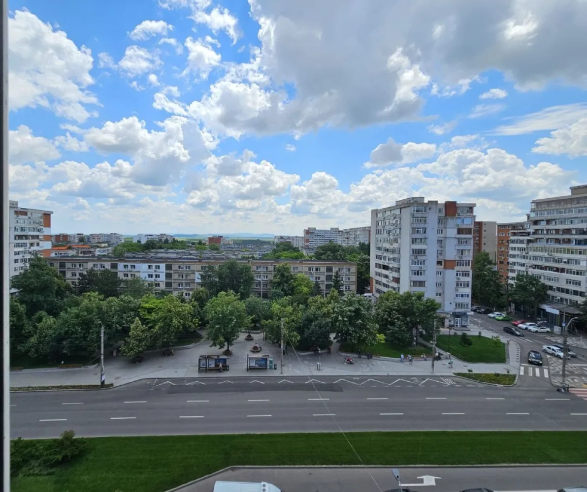 Apartament 2 camere decomandat de vânzare – Mazepa – 57 mp - Vă prezentăm spre vânzare un apartament cu 2 camere decomandate, situat în cartierul Mazepa, una dintre cele mai căutate și apreciate zone rezidențiale din Galați.
Locuința este amplasată la etajul 7 al unui imobil cu 10 niveluri, construit în anul 1982, și are o suprafață utilă de 57 mp. Apartamentul beneficiază de vedere către strada Brăilei și de orientare sudică, ceea ce îi oferă lumină naturală pe tot parcursul zilei.

Proprietatea este renovată, se prezintă într-o stare foarte bună și se vinde complet mobilată și utilată, exact ca în fotografii.

Caracteristici:
2 camere decomandate
Suprafață utilă: 57 mp
Etaj 7 din 10
Bloc construit în 1982
Centrală termică proprie
Aer condiționat
Baie cu fereastră
Mobilat și utilat complet
Orientare sud
Vedere către strada Brăilei

Poziționarea excelentă oferă acces rapid către mijloace de transport, școli, grădinițe, supermarketuri, farmacii, bănci, restaurante și Faleza Dunării.

Preț de vânzare: 83.000 euro.
Pentru informații suplimentare și programarea unei vizionări:

Liliana Ene – MAG INVEST
Telefon: 0746 252 252