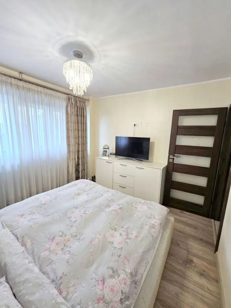 Apartament 2 camere decomandat de vânzare – Mazepa – 57 mp - Vă prezentăm spre vânzare un apartament cu 2 camere decomandate, situat în cartierul Mazepa, una dintre cele mai căutate și apreciate zone rezidențiale din Galați.
Locuința este amplasată la etajul 7 al unui imobil cu 10 niveluri, construit în anul 1982, și are o suprafață utilă de 57 mp. Apartamentul beneficiază de vedere către strada Brăilei și de orientare sudică, ceea ce îi oferă lumină naturală pe tot parcursul zilei.

Proprietatea este renovată, se prezintă într-o stare foarte bună și se vinde complet mobilată și utilată, exact ca în fotografii.

Caracteristici:
2 camere decomandate
Suprafață utilă: 57 mp
Etaj 7 din 10
Bloc construit în 1982
Centrală termică proprie
Aer condiționat
Baie cu fereastră
Mobilat și utilat complet
Orientare sud
Vedere către strada Brăilei

Poziționarea excelentă oferă acces rapid către mijloace de transport, școli, grădinițe, supermarketuri, farmacii, bănci, restaurante și Faleza Dunării.

Preț de vânzare: 83.000 euro.
Pentru informații suplimentare și programarea unei vizionări:

Liliana Ene – MAG INVEST
Telefon: 0746 252 252