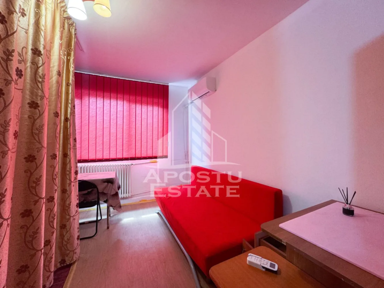 Garsonieră de vânzare, Cheltuieli reduse, Zona Sagului , Timisoara - Agentie imobiliara, Apostu Estate, va propune spre vanzare o garsoniera situata la etajul 4 al unui bloc format din 4 etaje cu hidroizolatie refacuta anul trecut, aflat în zona Sagului din Timisoara 

Actualul proprietar a adus mici îmbunatatiri de a lungul timpului în garsoniera . 

Garsoniera are o suprafata utilă de 16 mp ,compartimentata astfel : 
- 1 camera 
- 1 chicineta deschisă cu bucataria 
- 1 baie 

Confortul termic este realizat prin termoficarea orașului colterm , iar pentru zilele calduroase de vara , a fost montat recent un aer condiționat 

Garsoniera se preda complet mobilata si utilata , conform pozelor 

Amplasarea imobilului oferă acces facil către punctele cu interes major din zona precum mijloacele de transport in comun , magazine sau unitati de învatamant .

Oferim consultanta gratuita cu privire la obtinerea creditelor bancare pentru achizitii imobiliare . 

Nu ezitati sa ne contactati pentru stabilirea unei vizionari sau alte detalii suplimentare .

ID intern : CP3177598