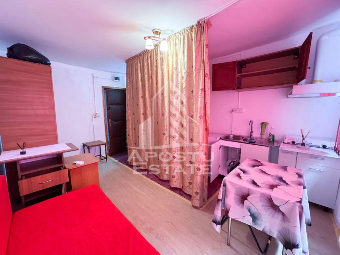 Garsonieră de vânzare, Cheltuieli reduse, Zona Sagului , Timisoara - Agentie imobiliara, Apostu Estate, va propune spre vanzare o garsoniera situata la etajul 4 al unui bloc format din 4 etaje cu hidroizolatie refacuta anul trecut, aflat în zona Sagului din Timisoara 

Actualul proprietar a adus mici îmbunatatiri de a lungul timpului în garsoniera . 

Garsoniera are o suprafata utilă de 16 mp ,compartimentata astfel : 
- 1 camera 
- 1 chicineta deschisă cu bucataria 
- 1 baie 

Confortul termic este realizat prin termoficarea orașului colterm , iar pentru zilele calduroase de vara , a fost montat recent un aer condiționat 

Garsoniera se preda complet mobilata si utilata , conform pozelor 

Amplasarea imobilului oferă acces facil către punctele cu interes major din zona precum mijloacele de transport in comun , magazine sau unitati de învatamant .

Oferim consultanta gratuita cu privire la obtinerea creditelor bancare pentru achizitii imobiliare . 

Nu ezitati sa ne contactati pentru stabilirea unei vizionari sau alte detalii suplimentare .

ID intern : CP3177598
