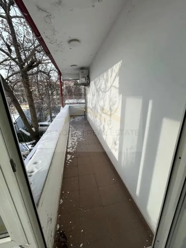 Etaj 2 clădire de birouri de închiriat – Sector 4, zona Piața Progresul - B-North Real Estate vă propune spre închiriere etajul 2 al unei clădiri de birouri, situată în Sector 4 – zona Piața Progresul, o locație accesibilă și potrivită pentru desfășurarea activităților profesionale.
Spațiul este complet amenajat și mobilat pentru activitate de birou, fiind gata de utilizare imediată, fără a necesita investiții suplimentare. Etajul dispune de 3 camere foarte spațioase, hol, palier, baie proprie și ieșire către terasă, oferind un mediu de lucru aerisit, confortabil și bine organizat.
Camerele sunt luminoase și eficient compartimentate, fiind potrivite pentru birouri, agenții, cabinete, firme de servicii sau alte activități administrative. Configurația permite o organizare flexibilă, adaptabilă nevoilor fiecărei companii.
Un avantaj important îl reprezintă posibilitatea de combinare cu spațiul de birouri de la parter, care beneficiază de intrare separată și compartimentare cu pereți din sticlă, pentru firmele care au nevoie de o suprafață extinsă sau de separarea funcțională a activităților.

Caracteristici principale:

Etaj 2 clădire de birouri
3 camere spațioase
Hol și palier
Baie proprie
Ieșire către terasă
Spațiu complet mobilat
Luminos și bine compartimentat
Utilizare imediată, fără investiții suplimentare

Beneficii și avantaje ale zonei:
Sector 4 – Piața Progresul
Acces facil la mijloace de transport
Zonă bine conectată și ușor accesibilă
Potrivit pentru birouri, cabinete și firme de servicii

La prețul afișat se adaugă TVA.

Pentru detalii suplimentare și programarea unei vizionări, contactați B-North Real Estate.