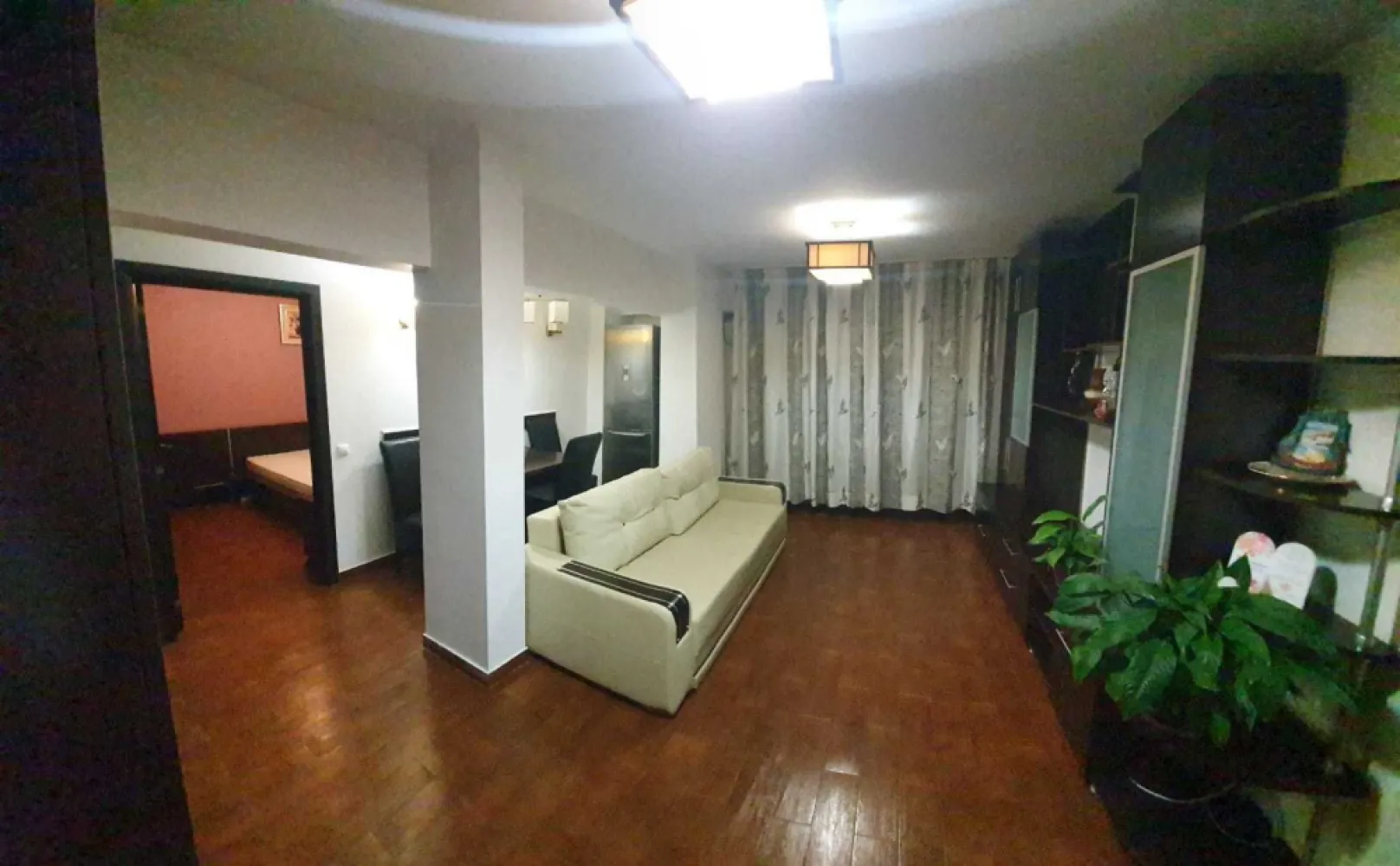Inchirez apartament 13 septembrie de 2 camere transformat in 3 camere - Apartament super spatios 2 camere ,transformat in 3 camere .Este dotat cu frigider ,aer conditiont,masina de spalat ,cuptor si plita electrica.Sunt foarte multe spatii de depozitare.Se afla situat la etajul 3 .Se poate inchiria pe termen lung.
