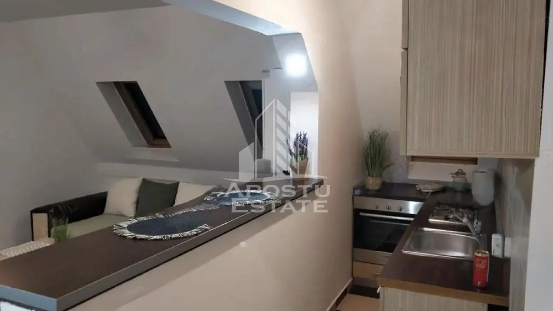 Apartament cu 2 camere de închiriat, Zona Complexul studențesc,Timisoa - Agentia imobiliara APOSTU ESTATE va propune spre inchiriere un apartament cu 2 camere, spatios si luminos, situat in zona Complex, o zona linistita si bine pozitionata din Timisoara, potrivit pentru cupluri,familii, sau studenti care isi doresc o locuinta unde sa se simta confortabil si cu acces facil catre scoli, statii de autobuz, supermarketuri , magazine de zona, parcuri.
Apartamentul se afla la etajul 5 din 5, la mansarda .
Suprafata utila: 45mp
Compartimentare eficienta:
-Hol de acces generos
-Bucatarie complet mobilata si utilata, cu loc de luat masa
-Living luminos si spatios
-Dormitor mobilat si utilat
-Baie prevazuta cu cada

Confort si facilitati:
-Incalzirea apartamentului: centrala proprie 
-Apartamentul este complet mobilat si utilat
-Se accepta animale de companie de catre proprietar

Localizare:
-Timis,Timisoara, zona Complexul studențesc – acces facil spre magazine, supermarketul Lidl, scoli, parcuri si mijloace de transport in comun.

Ideal pentru:
-Familii
-Cupluri
-Studenti

Pret chirie lunara: 380 euro ( usor negociabil)
Programeaza o vizionare pentru a-ti putea imagina viitorul aici!
ID intern: CP3189471