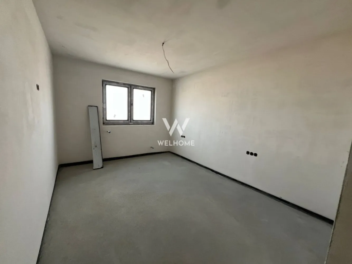 Casa cuplata cu rate la dezvoltator , Sibiu - La o distanta de 8 minute de Sibiu , in Sura Mica localizat central , proiectul insumeaza 40 de case dintre care individuale si cuplate ca cea din prezentare .Casa dispune de un teren de 300 si o suprafata utila de 118 mp.
La parter ne intampina un hol generos, baie, o camera de aproximativ 11 mp care poate fi folosita ca si birou sau dormitor, bucataria cu posibilitatea de a se inchide sau a se pastra deschisa pentru a creea mai mult spatiu si camara sau camera tehnica. Tot in partea de jos avem livingul de 24 mp cu zona de dining si iesire in curtea libera de aprozimativ 240 mp compartimentata atat in fata cat si spate si lateral . 
La etaj avem cele 3 dormitoare dintre care unul cu baie proprie si o baia mare .
Interirul se preda la alb .
Exteriorul la cheie , in curte fiind suficient spatiu pentru a parca masina, pentru zona de barbeque si zona de relaxare .

Exista posibilitatea achizitionarii in rate, avansul minim fiind de 71.550 Euro , iar diferenta pe maxim 6 ani in rate fixe.
Termen de finalizare al proiectului: martie - aprilie 2026.

Pret : 180000 Euro (plata cash, credit sau rate)
Pentru mia multe detalii : 0753277310
