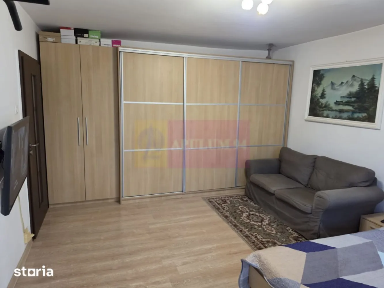 Garsonieră, metrou Piata Muncii, 42 mp utili, etaj 4/8 - Agentia Imobiliara Apulum 94, va ofera spre vanzare
 Garsonieră, zona Piata Muncii - Decebal, etaj 4/8, spațioasă de 42 mp utili, la 3-5 minute de metrou Piața Muncii, vedere spre spațiu verde.Garsonieră spatioasa, cu o suprafață de 42 mp, situată într-una dintre cele mai apreciate zone rezidențiale ale Bucureștiului – în spatele Bulevardului Decebal, la doar 3-5 minute de mers pe jos de stația de metrou Piața Muncii.Camera este luminoasa și priveliștea plăcută către o zonă verde, cu arbori maturi, care oferă liniște și intimitate – un avantaj rar întâlnit într-o locație atât de centrală.
Bucataria este mare, separata de camera, cu mobilier realizat pe comandă și spațiu util pentru depozitare.
Balconul este inchis pe toate lungimea (6m) cu tamplarie PVC, ideal pentru depozitare sau zona de relaxare.
Amplasarea este unul dintre principalele atuuri ale proprietății
În imediata apropiere se află:* stația de metrou Piața Muncii;* Bulevardul Decebal, cu numeroase restaurante și cafenele;* supermarketuri, farmacii și bănci;* parcuri și spații verzi;* școli și grădinițe;* acces rapid către Piața Unirii, Dristor și centrul orașului.