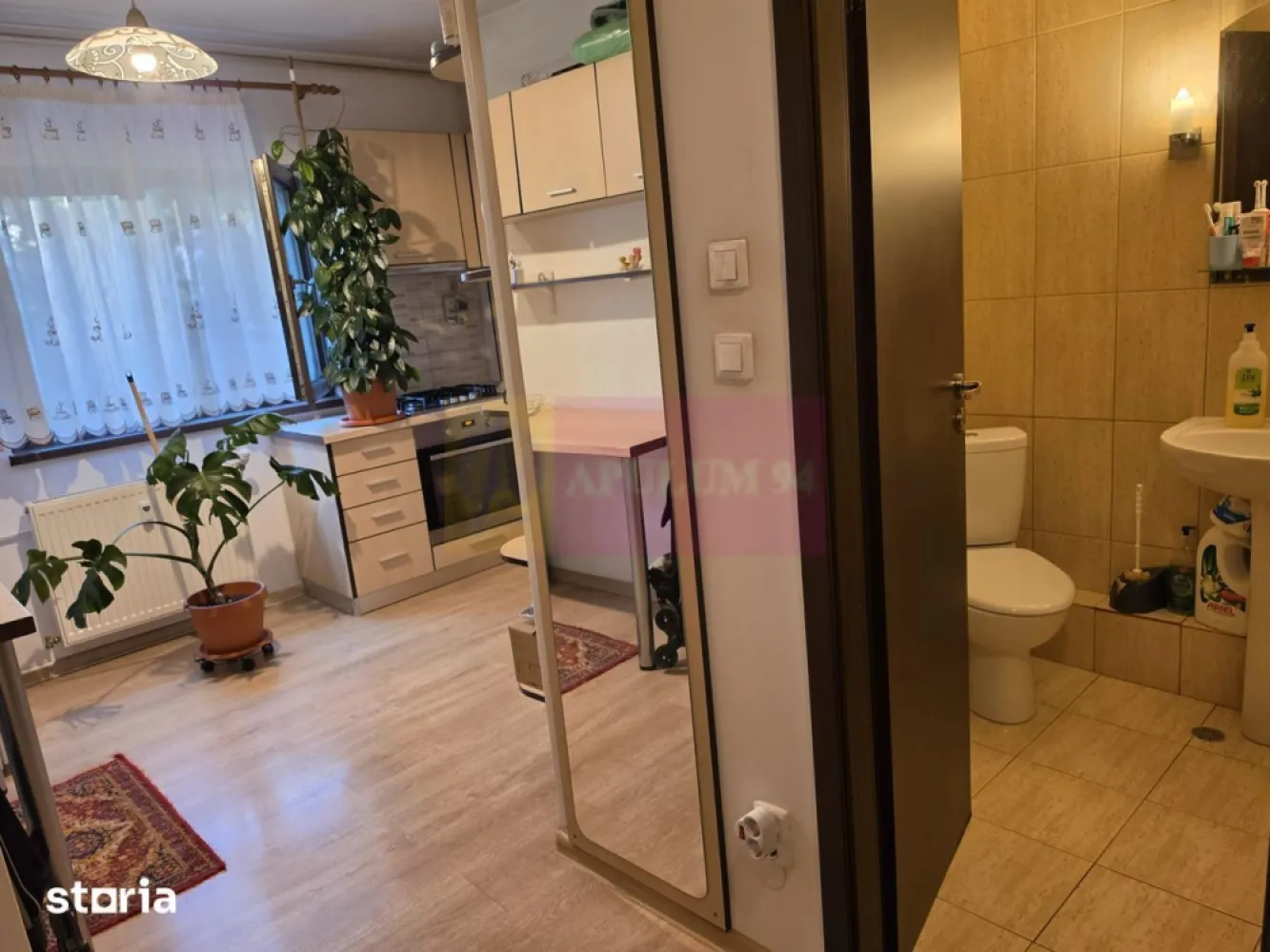 Garsonieră, metrou Piata Muncii, 42 mp utili, etaj 4/8 - Agentia Imobiliara Apulum 94, va ofera spre vanzare
 Garsonieră, zona Piata Muncii - Decebal, etaj 4/8, spațioasă de 42 mp utili, la 3-5 minute de metrou Piața Muncii, vedere spre spațiu verde.Garsonieră spatioasa, cu o suprafață de 42 mp, situată într-una dintre cele mai apreciate zone rezidențiale ale Bucureștiului – în spatele Bulevardului Decebal, la doar 3-5 minute de mers pe jos de stația de metrou Piața Muncii.Camera este luminoasa și priveliștea plăcută către o zonă verde, cu arbori maturi, care oferă liniște și intimitate – un avantaj rar întâlnit într-o locație atât de centrală.
Bucataria este mare, separata de camera, cu mobilier realizat pe comandă și spațiu util pentru depozitare.
Balconul este inchis pe toate lungimea (6m) cu tamplarie PVC, ideal pentru depozitare sau zona de relaxare.
Amplasarea este unul dintre principalele atuuri ale proprietății
În imediata apropiere se află:* stația de metrou Piața Muncii;* Bulevardul Decebal, cu numeroase restaurante și cafenele;* supermarketuri, farmacii și bănci;* parcuri și spații verzi;* școli și grădinițe;* acces rapid către Piața Unirii, Dristor și centrul orașului.
