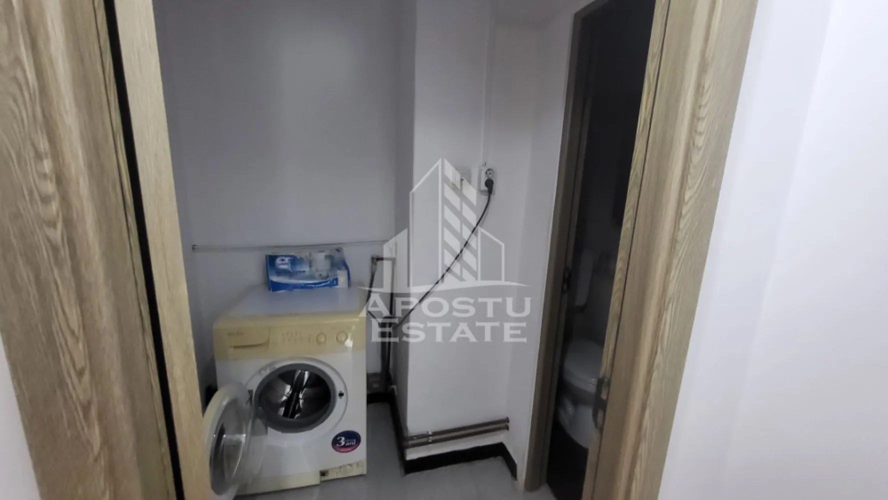 Apartament cu 2 camere,zona Centrala - Agentia Apostu Estate va ofera spre inchiriere un apartament cu 2 camere,semidecomandat,situat in zona Centrala,langa Piata 700.
Apartamentul este disponibila etajul 4/4 ,intr-un imobil anvelopat,cu o suprafata utila de 49 mp plus balcon.
Confortul termic se realizeaza prin intermediul centralei si al climei.
Apartamentul se inchiriaza mobilat si utilat,precum in poze.
Compartimentare:
-hol
-bucatarie
-dormitor
-hol
-baie
-dormitor
-balcon
Ideal pt studenti,cupluri.
Pozitie excelenta cu acces facil catre diverse zone de interes.
Disponibil imediat!
Va asteptam cu drag la o vizionare!
