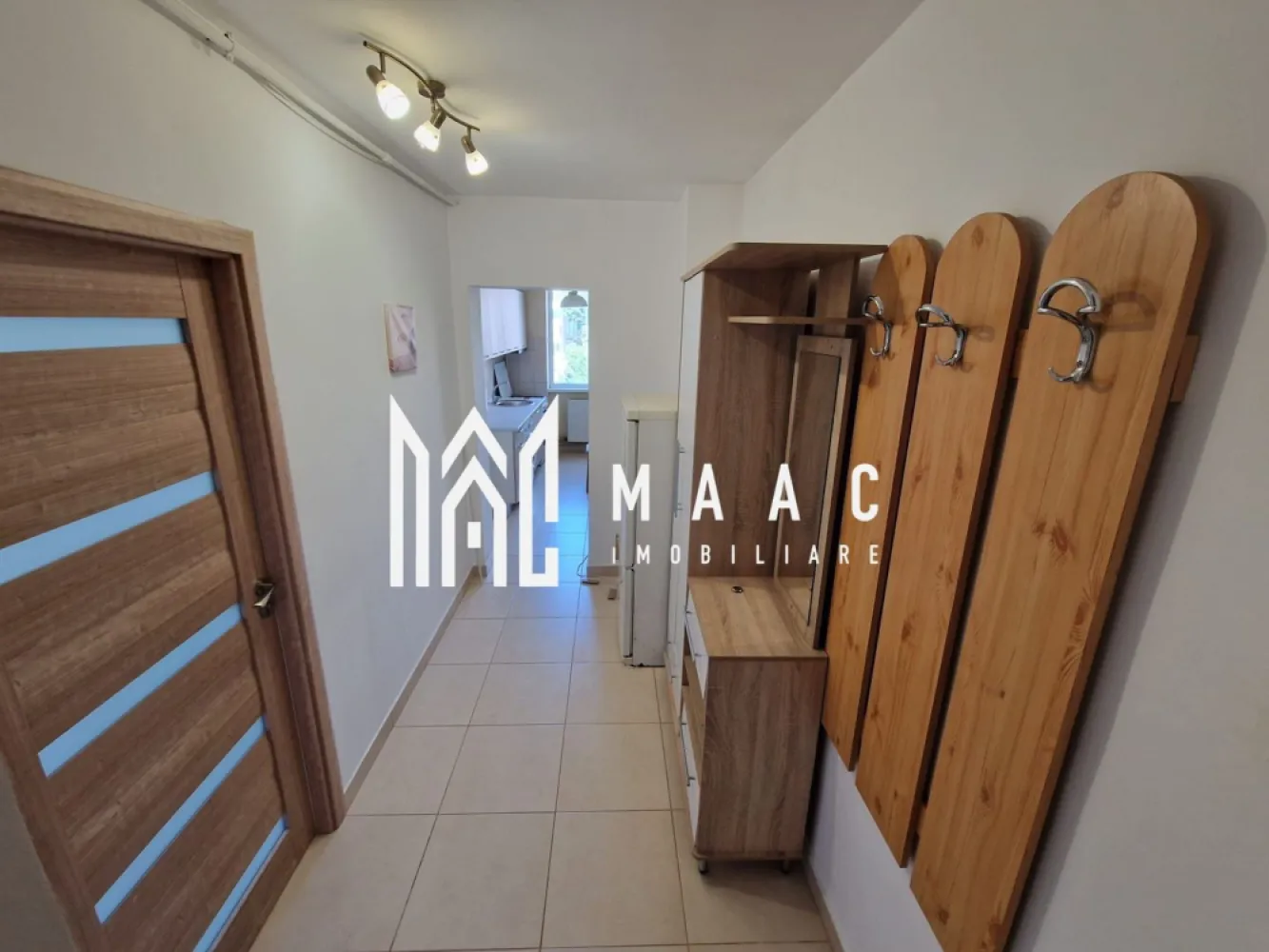 Apartament 2 camere | Etaj 3 | Balcon | 53 MPU | Hipodrom 3 - MAAC Imobiliare vă propune spre închiriere un apartament cu 2 camere, renovat, situat într-o zonă foarte bine conectată la principalele puncte de interes ale orașului Sibiu.

Cu o suprafață utilă de 54 mp, apartamentul oferă un spațiu confortabil și bine compartimentat, fiind ideal pentru un cuplu, o persoană singură sau o familie.

Detalii proprietate
Suprafață utilă: 54 mp
2 camere
Balcon
Apartament renovat
Bucătărie închisă
Spații de depozitare
Compartimentare
Living luminos
Dormitor
Bucătărie separată, complet mobilată și utilată
Baie
Hol
Balcon
Spații de depozitare
Dotări și beneficii
Complet mobilat și utilat
Bucătărie închisă
Spații generoase pentru depozitare
Finisaje moderne
Compartimentare practică
Apartament pregătit pentru mutare
Avantaje locație
Aproape de școli și grădinițe
Magazine de cartier și supermarketuri în imediata apropiere
Stații de autobuz și mijloace de transport în comun la câteva minute
Acces rapid către zona centrală a orașului
Aproape de farmacii, restaurante și centre comerciale
Conexiune facilă către toate zonele de interes din Sibiu
Potrivit pentru
Cupluri
Persoane singure
Familii
Închiriere pe termen lung

Cod anunț CP3187946