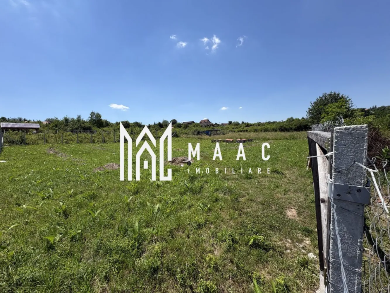 Teren intravilan 500 mp | Daia Nouă, Sibiu | acces facil, utilități în apropiere - Teren intravilan de 500 mp pentru construcții, situat în Daia Nouă, zona Exterior Est din Sibiu, într-un cadru liniștit, cu priveliște deschisă și acces facil.

Detalii proprietate:
• Suprafață teren: 500 mp
• Teren intravilan, categorie construcții
• Lot rezultat din parcelarea unui teren de 1.000 mp
• Există posibilitatea de achiziție separat sau împreună cu al doilea lot
• Utilități în apropiere: curent electric la aproximativ 200 m, apă și canalizare la aproximativ 300 m
• Acces facil la drum

Zona oferă un cadru aerisit, liniște și peisaj deschis, potrivite pentru dezvoltarea unei construcții într-o parte de est a Sibiului, cu acces ușor către împrejurimi.

Pentru detalii suplimentare și programarea unei vizionări, contactați echipa MAAC Imobiliare și menționați Cod anunț CP3189270.