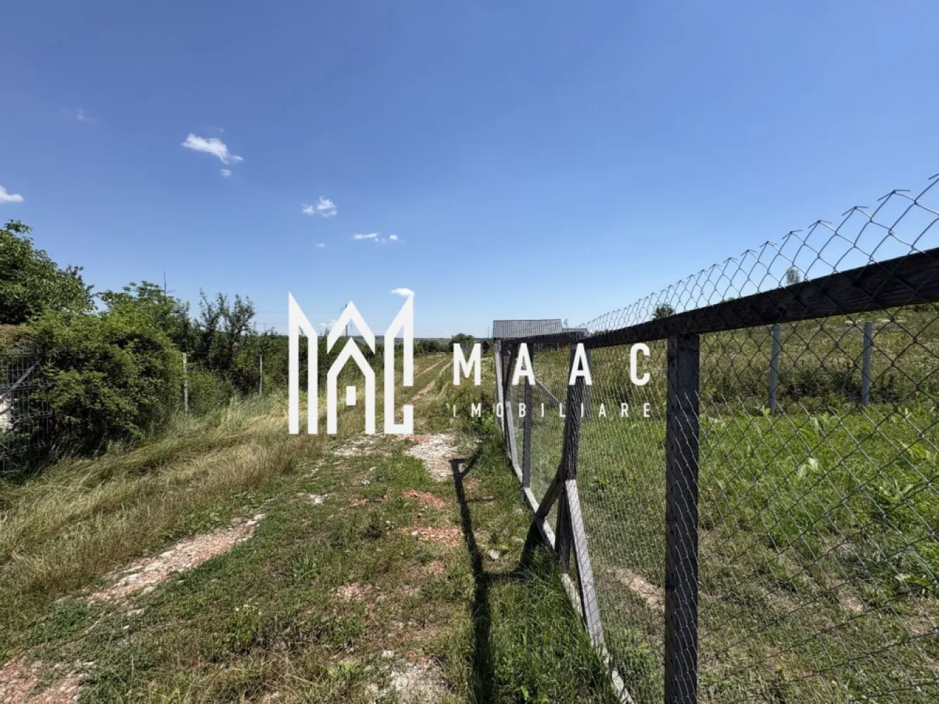 Teren intravilan 500 mp | Daia Nouă, Sibiu | acces facil, utilități în apropiere - Teren intravilan de 500 mp pentru construcții, situat în Daia Nouă, zona Exterior Est din Sibiu, într-un cadru liniștit, cu priveliște deschisă și acces facil.

Detalii proprietate:
• Suprafață teren: 500 mp
• Teren intravilan, categorie construcții
• Lot rezultat din parcelarea unui teren de 1.000 mp
• Există posibilitatea de achiziție separat sau împreună cu al doilea lot
• Utilități în apropiere: curent electric la aproximativ 200 m, apă și canalizare la aproximativ 300 m
• Acces facil la drum

Zona oferă un cadru aerisit, liniște și peisaj deschis, potrivite pentru dezvoltarea unei construcții într-o parte de est a Sibiului, cu acces ușor către împrejurimi.

Pentru detalii suplimentare și programarea unei vizionări, contactați echipa MAAC Imobiliare și menționați Cod anunț CP3189270.