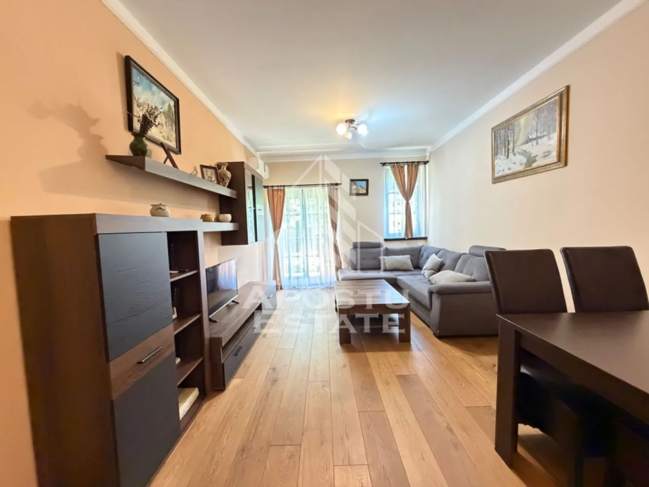 Apartament cu 2 camere, la parter, loc de parcare, in Mehala - Agentia imobiliara APOSTU ESTATE va propune spre vanzare un apartament cu 2 camere, decomandat, situat la parterul unui bloc construit in anul 2013, intr-o zona linistita si apreciata din cartierul Mehala, Timisoara.

Apartamentul dispune de o compartimentare practica si functionala, fiind ideal atat pentru locuit, cat si pentru investitie. Proprietatea se vinde complet mobilata si utilata, astfel incat viitorul proprietar se poate muta imediat, fara investitii suplimentare.

Compartimentare:

* hol de acces;
* living spatios si luminos;
* bucatarie inchisa, complet mobilata si utilata;
* dormitor confortabil;
* baie cu cada;
* spatii de depozitare.

Confortul termic este asigurat de centrala proprie si incalzirea prin calorifere, oferind costuri reduse de intretinere si un plus de confort pe tot parcursul anului.

Un avantaj important al proprietatii este locul de parcare inclus, oferind siguranta si confort pentru viitorii proprietari.

Apartamentul este amplasat intr-o zona rezidentiala linistita, cu acces facil catre mijloace de transport in comun, magazine, supermarketuri, farmacii, scoli si gradinite, fiind o alegere excelenta pentru familii, cupluri sau pentru cei care doresc o investitie imobiliara sigura.

Agentia imobiliara APOSTU ESTATE va ofera consultanta bancara gratuita prin intermediul colaboratorilor nostri pentru alegerea celui mai potrivit tip de credit, astfel incat tu sa devi noul proprietar al acestui apartament.

Va asteptam cu drag la o vizionare!
Id Intern: CP3186072!