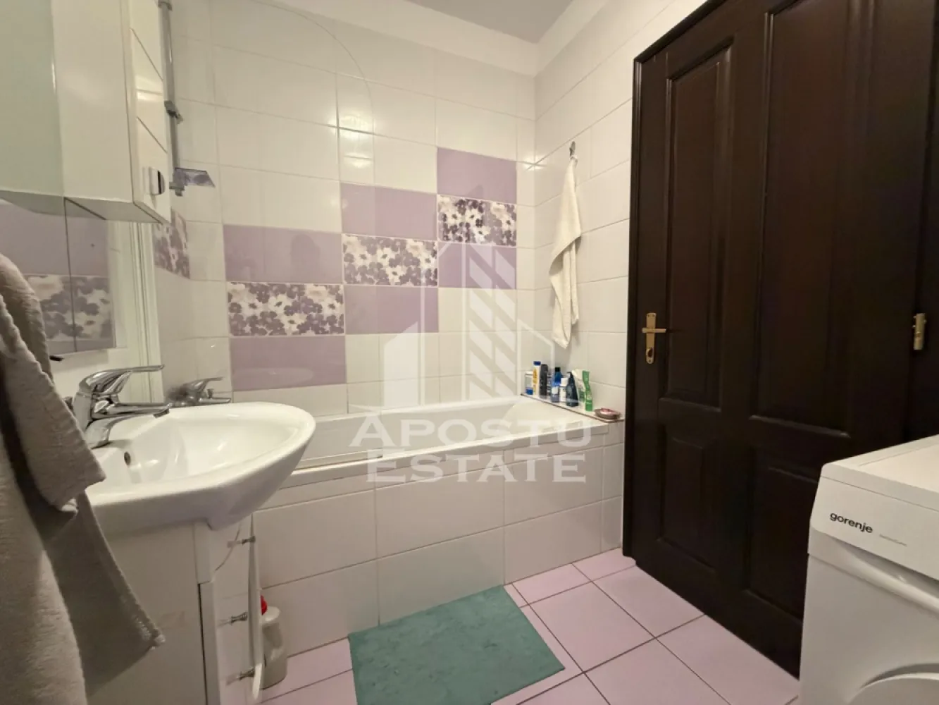 Apartament cu 2 camere, la parter, loc de parcare, in Mehala - Agentia imobiliara APOSTU ESTATE va propune spre vanzare un apartament cu 2 camere, decomandat, situat la parterul unui bloc construit in anul 2013, intr-o zona linistita si apreciata din cartierul Mehala, Timisoara.

Apartamentul dispune de o compartimentare practica si functionala, fiind ideal atat pentru locuit, cat si pentru investitie. Proprietatea se vinde complet mobilata si utilata, astfel incat viitorul proprietar se poate muta imediat, fara investitii suplimentare.

Compartimentare:

* hol de acces;
* living spatios si luminos;
* bucatarie inchisa, complet mobilata si utilata;
* dormitor confortabil;
* baie cu cada;
* spatii de depozitare.

Confortul termic este asigurat de centrala proprie si incalzirea prin calorifere, oferind costuri reduse de intretinere si un plus de confort pe tot parcursul anului.

Un avantaj important al proprietatii este locul de parcare inclus, oferind siguranta si confort pentru viitorii proprietari.

Apartamentul este amplasat intr-o zona rezidentiala linistita, cu acces facil catre mijloace de transport in comun, magazine, supermarketuri, farmacii, scoli si gradinite, fiind o alegere excelenta pentru familii, cupluri sau pentru cei care doresc o investitie imobiliara sigura.

Agentia imobiliara APOSTU ESTATE va ofera consultanta bancara gratuita prin intermediul colaboratorilor nostri pentru alegerea celui mai potrivit tip de credit, astfel incat tu sa devi noul proprietar al acestui apartament.

Va asteptam cu drag la o vizionare!
Id Intern: CP3186072!