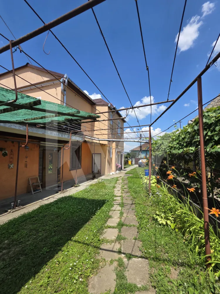 Casa cu gradina de vanzare Medias curte comuna - Casă cu grădină în una dintre cele mai bune zone din Mediaș 
Casa are curte comuna
Dacă îți dorești liniște, intimitate și o curte în care să te bucuri de timpul liber, această proprietate poate fi alegerea potrivită.
3 camere luminoase și bine compartimentate in suprafata de 90 mp.
 Baie spațioasă
 Pivniță ideală pentru depozitare
 Grădină proprie de aproximativ 200 mp
 Zonă apreciată și liniștită a Mediașului
Fie că visezi la o grădină cu flori, un loc de joacă pentru copii sau seri relaxante alături de familie, această proprietate îți oferă spațiul și confortul de care ai nevoie.

O casă primitoare, cu potențial și amplasare excelentă, pregătită să devină noul tău cămin.
