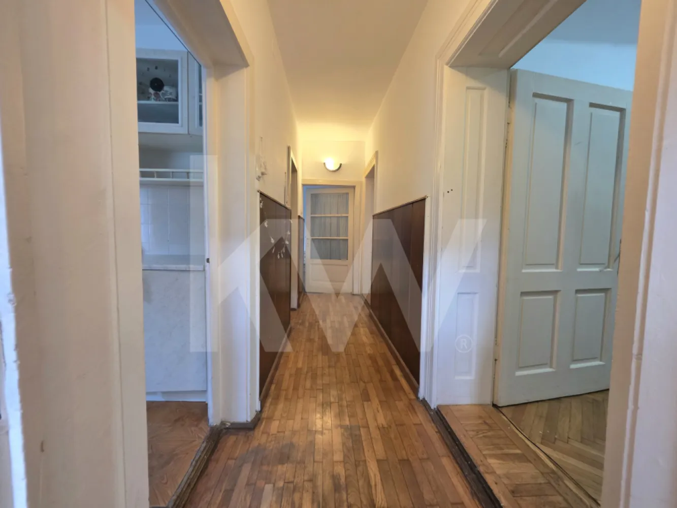 Casa cu gradina de vanzare Medias curte comuna - Casă cu grădină în una dintre cele mai bune zone din Mediaș 
Casa are curte comuna
Dacă îți dorești liniște, intimitate și o curte în care să te bucuri de timpul liber, această proprietate poate fi alegerea potrivită.
3 camere luminoase și bine compartimentate in suprafata de 90 mp.
 Baie spațioasă
 Pivniță ideală pentru depozitare
 Grădină proprie de aproximativ 200 mp
 Zonă apreciată și liniștită a Mediașului
Fie că visezi la o grădină cu flori, un loc de joacă pentru copii sau seri relaxante alături de familie, această proprietate îți oferă spațiul și confortul de care ai nevoie.

O casă primitoare, cu potențial și amplasare excelentă, pregătită să devină noul tău cămin.