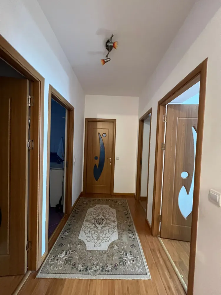 Apartament spațios la vilă, zona Parcul Sub Arini – Parter – Curte proprie - Îți propunem spre vânzare un apartament deosebit, situat la parterul unei vile elegante, într-una dintre cele mai căutate zone din Sibiu – Parcul Sub Arini. &nbsp;Suprafață și compartimentare:4 dormitoare generoase, luminoase și bine proportionateliving confortabil (~13 mp)bucătărie modernă, mobilată și utilată (12,35 mp) cu acces direct pe terasa din spatebaie spațioasă cu geam pentru aerisire (7,2 mp)dressing practic (4 mp)hol larg și primitor (~12 mp)spațiu de depozitare (5,2 mp), cu posibilitate de amenajare a unei a doua băi&nbsp;Curte proprie:în față: loc de parcare pe curte pavataîn spate: curte privatătotal curte proprie de 67 mp, ideală pentru relaxare&nbsp;Dotări și finisaje:centrală termică proprie, spațiu tehnic separatecalorifere, parchet, gresie și faianțătâmplărie PVC cu geam termopan și rulouri exterioarecasă izolată termic pentru confort sporit&nbsp;Localizare premium: zona Parcului Sub Arini, una dintre cele mai liniștite și verzi zone din Sibiu, cu acces rapid către centru, școli, grădinițe, zone comerciale și spații de recreere.&nbsp;&nbsp;Apartamentul este ideal pentru o familie care își dorește confort, intimitate și un stil de viață aproape de natură, dar și de centrul orașului.