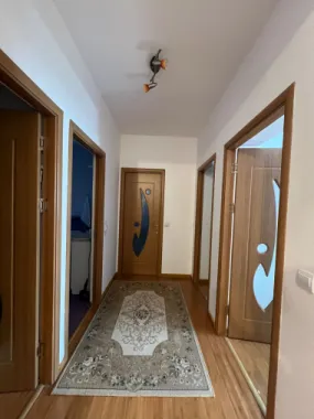 Apartament spațios la vilă, zona Parcul Sub Arini – Parter – Curte proprie