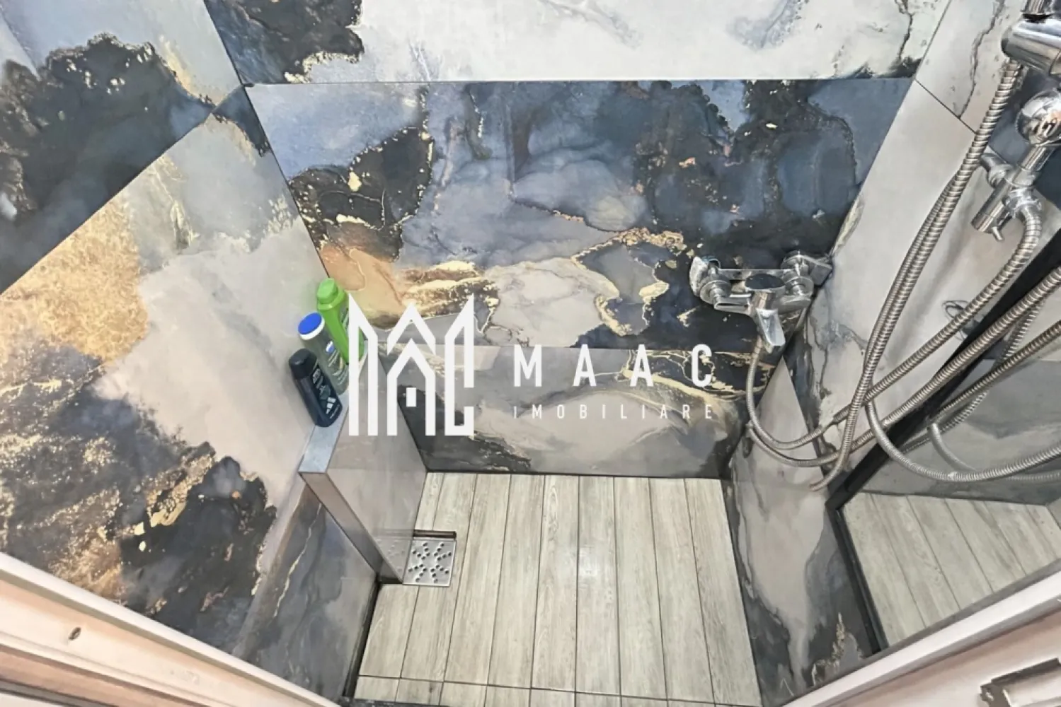 Garsonieră | Ideală investiție | Etaj 3 | Vasile Milea - Maac Imobiliare prezintă spre vânzare o cameră cu duș, cu suprafața de 12 mp, mobilată și utilată complet — o locuință compactă, practică și eficientă.

Proprietatea se vinde exact ca în prezentare și dispune de mașină de spălat, dulap, aragaz, TV și canapea extensibilă, toate în stare foarte bună. Spațiul este inteligent organizat, oferind confort și funcționalitate, cu costuri reduse de întreținere. Toaleta este la comun,.

Camera este situată la etajul 3 al unui bloc cu 8 etaje, poziționată pe mijloc, ceea ce asigură un bun confort termic.

Datorită amplasării excelente, în apropiere de Bulevardul Vasile Milea, proprietatea oferă acces rapid la stații de autobuz, parcuri, supermarketuri și alte puncte de interes. Zona este liniștită, fiind ideală atât pentru locuire, cât și pentru investiție în vederea închirierii.

Pentru mai multe detalii și programări la vizionare, vă rugăm să menționați telefonic ID-ul: CP2911483.