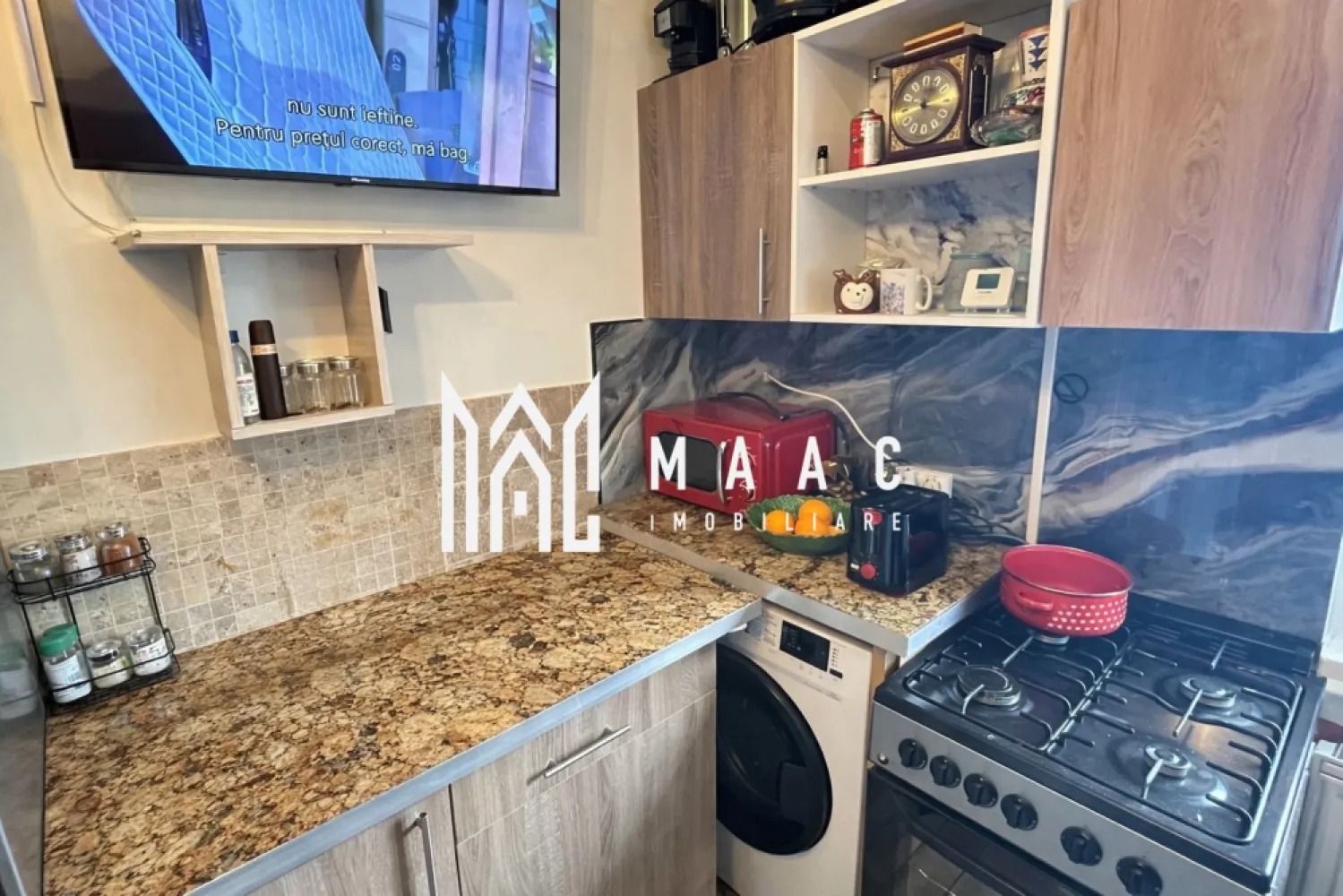 Garsonieră | Ideală investiție | Etaj 3 | Vasile Milea - Maac Imobiliare prezintă spre vânzare o cameră cu duș, cu suprafața de 12 mp, mobilată și utilată complet — o locuință compactă, practică și eficientă.

Proprietatea se vinde exact ca în prezentare și dispune de mașină de spălat, dulap, aragaz, TV și canapea extensibilă, toate în stare foarte bună. Spațiul este inteligent organizat, oferind confort și funcționalitate, cu costuri reduse de întreținere. Toaleta este la comun,.

Camera este situată la etajul 3 al unui bloc cu 8 etaje, poziționată pe mijloc, ceea ce asigură un bun confort termic.

Datorită amplasării excelente, în apropiere de Bulevardul Vasile Milea, proprietatea oferă acces rapid la stații de autobuz, parcuri, supermarketuri și alte puncte de interes. Zona este liniștită, fiind ideală atât pentru locuire, cât și pentru investiție în vederea închirierii.

Pentru mai multe detalii și programări la vizionare, vă rugăm să menționați telefonic ID-ul: CP2911483.