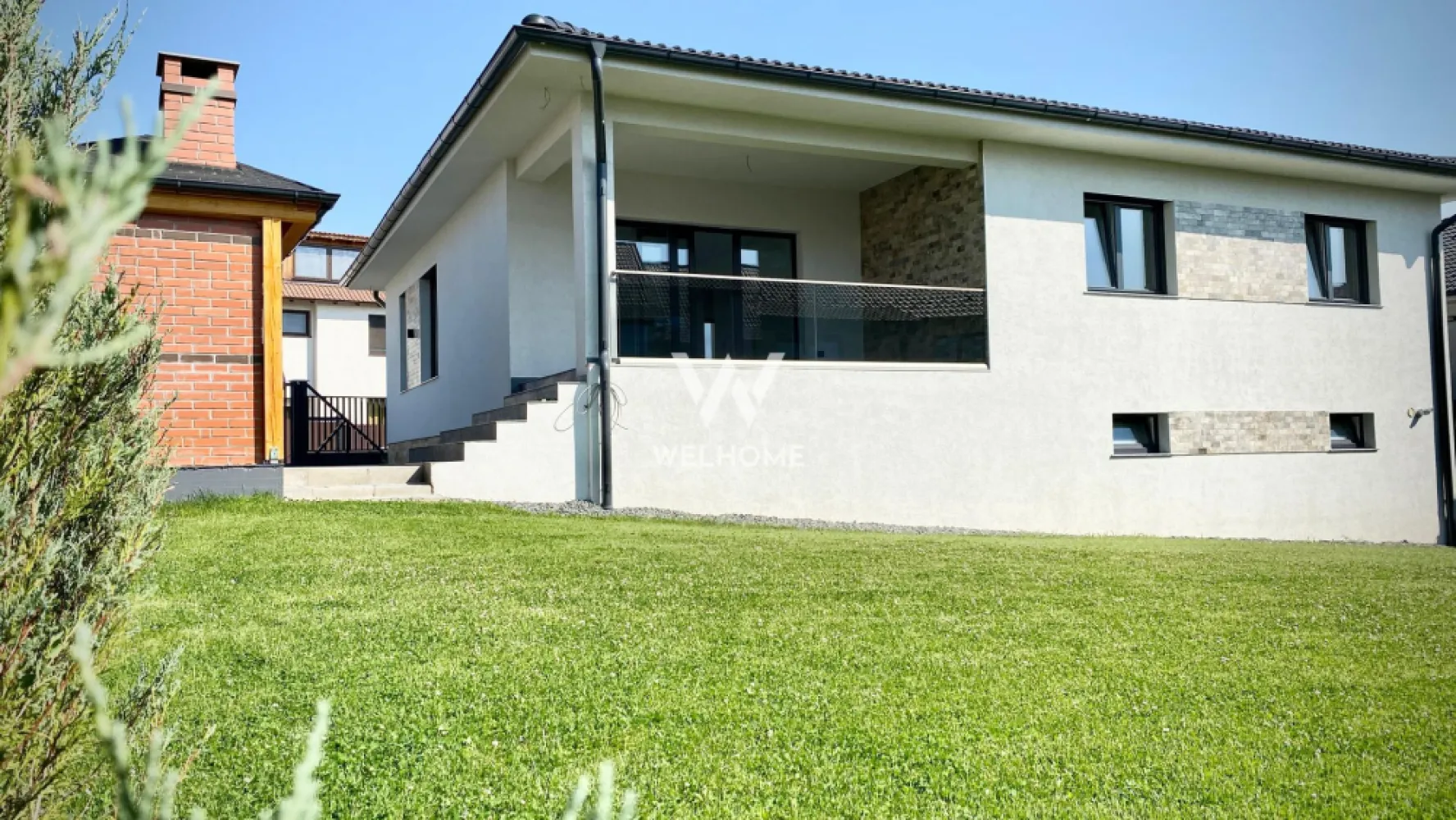 Casa individuala lângă SHOPPING CITY SIBIU. - Agentia Welhome ofera spre vanzare o casa individuala pe un singur nivel in zona El Gringo langa Shopping City Sibiu.
 Casa construita Nu pentru comert ci pentru locuinta proprie al unui dezvoltator cu experienta in constructie de peste 20ani. Insa, intre timp s-a luat decizia de vanzare a casei.
 Compartimentarea este gandita si realizata ca fiecare metru partat sa fie util si ergonomic. Dispune de o suprafata utila aprox 140mp si curte libera de aprox 320mp.
 Curtea amenajata/pavata si dotata cu totul necesar, zona de parcare pentru 2 masini(preinstalare pentru poarta automatizata), zona de BBQ, cu filigorie, mult gazon ingrijit cu sistem automatizat de irigare.
 Terasa casei de de 20mp placata cu gresie cu zona de servit cafea.
Interiorul se preda la stadiu de ALB, insa, opțional se poate finisa La Cheie.

 Compartimentarea casei este:
-Hol mare cu loc de dulapuri.
-Baie de serviciu cu cabina de dus si geam de aierisire.
-Living de aprox 40mp.
-Bucatarie semideschisa si acces la terasa.
-Dormitor pentru musafiri care poate fi si birou.
-Dormitor pentru copii.
-Dormitor matrimonial cu dressing mare.
-Baie matrimoniala cu geam de aierisire

 La subsol avem:
-Garaj cu usa automatizata pentru 2 masini (SUV).
-Camera tehnica/spalatorie-uscatorie
-Pivnita de aprox 10mp

Pret: 390 000 euro TVA inclus.
Tranzactie eligibila cat cu credit ipotecar atat si din surse proprii.
