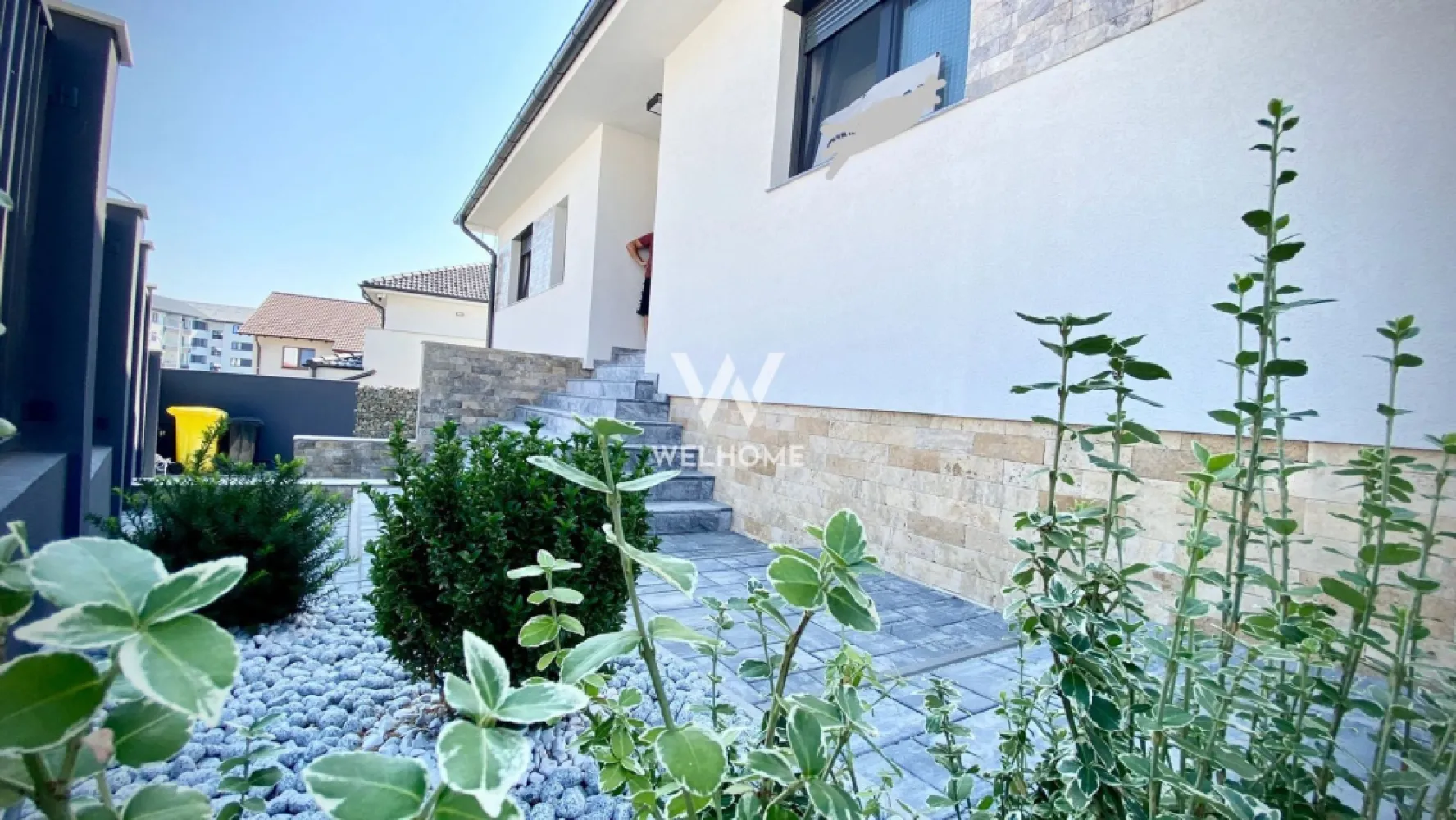 Casa individuala lângă SHOPPING CITY SIBIU. - Agentia Welhome ofera spre vanzare o casa individuala pe un singur nivel in zona El Gringo langa Shopping City Sibiu.
 Casa construita Nu pentru comert ci pentru locuinta proprie al unui dezvoltator cu experienta in constructie de peste 20ani. Insa, intre timp s-a luat decizia de vanzare a casei.
 Compartimentarea este gandita si realizata ca fiecare metru partat sa fie util si ergonomic. Dispune de o suprafata utila aprox 140mp si curte libera de aprox 320mp.
 Curtea amenajata/pavata si dotata cu totul necesar, zona de parcare pentru 2 masini(preinstalare pentru poarta automatizata), zona de BBQ, cu filigorie, mult gazon ingrijit cu sistem automatizat de irigare.
 Terasa casei de de 20mp placata cu gresie cu zona de servit cafea.
Interiorul se preda la stadiu de ALB, insa, opțional se poate finisa La Cheie.

 Compartimentarea casei este:
-Hol mare cu loc de dulapuri.
-Baie de serviciu cu cabina de dus si geam de aierisire.
-Living de aprox 40mp.
-Bucatarie semideschisa si acces la terasa.
-Dormitor pentru musafiri care poate fi si birou.
-Dormitor pentru copii.
-Dormitor matrimonial cu dressing mare.
-Baie matrimoniala cu geam de aierisire

 La subsol avem:
-Garaj cu usa automatizata pentru 2 masini (SUV).
-Camera tehnica/spalatorie-uscatorie
-Pivnita de aprox 10mp

Pret: 390 000 euro TVA inclus.
Tranzactie eligibila cat cu credit ipotecar atat si din surse proprii.