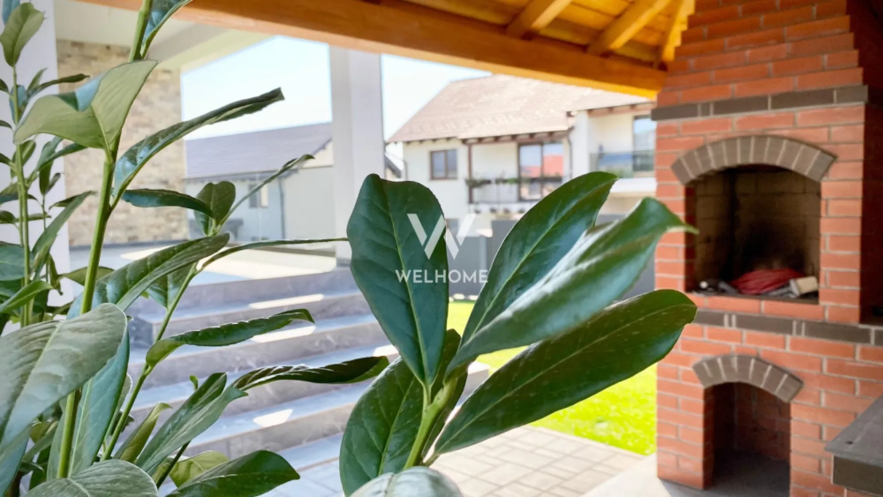 Casa individuala lângă SHOPPING CITY SIBIU. - Agentia Welhome ofera spre vanzare o casa individuala pe un singur nivel in zona El Gringo langa Shopping City Sibiu.
 Casa construita Nu pentru comert ci pentru locuinta proprie al unui dezvoltator cu experienta in constructie de peste 20ani. Insa, intre timp s-a luat decizia de vanzare a casei.
 Compartimentarea este gandita si realizata ca fiecare metru partat sa fie util si ergonomic. Dispune de o suprafata utila aprox 140mp si curte libera de aprox 320mp.
 Curtea amenajata/pavata si dotata cu totul necesar, zona de parcare pentru 2 masini(preinstalare pentru poarta automatizata), zona de BBQ, cu filigorie, mult gazon ingrijit cu sistem automatizat de irigare.
 Terasa casei de de 20mp placata cu gresie cu zona de servit cafea.
Interiorul se preda la stadiu de ALB, insa, opțional se poate finisa La Cheie.

 Compartimentarea casei este:
-Hol mare cu loc de dulapuri.
-Baie de serviciu cu cabina de dus si geam de aierisire.
-Living de aprox 40mp.
-Bucatarie semideschisa si acces la terasa.
-Dormitor pentru musafiri care poate fi si birou.
-Dormitor pentru copii.
-Dormitor matrimonial cu dressing mare.
-Baie matrimoniala cu geam de aierisire

 La subsol avem:
-Garaj cu usa automatizata pentru 2 masini (SUV).
-Camera tehnica/spalatorie-uscatorie
-Pivnita de aprox 10mp

Pret: 390 000 euro TVA inclus.
Tranzactie eligibila cat cu credit ipotecar atat si din surse proprii.