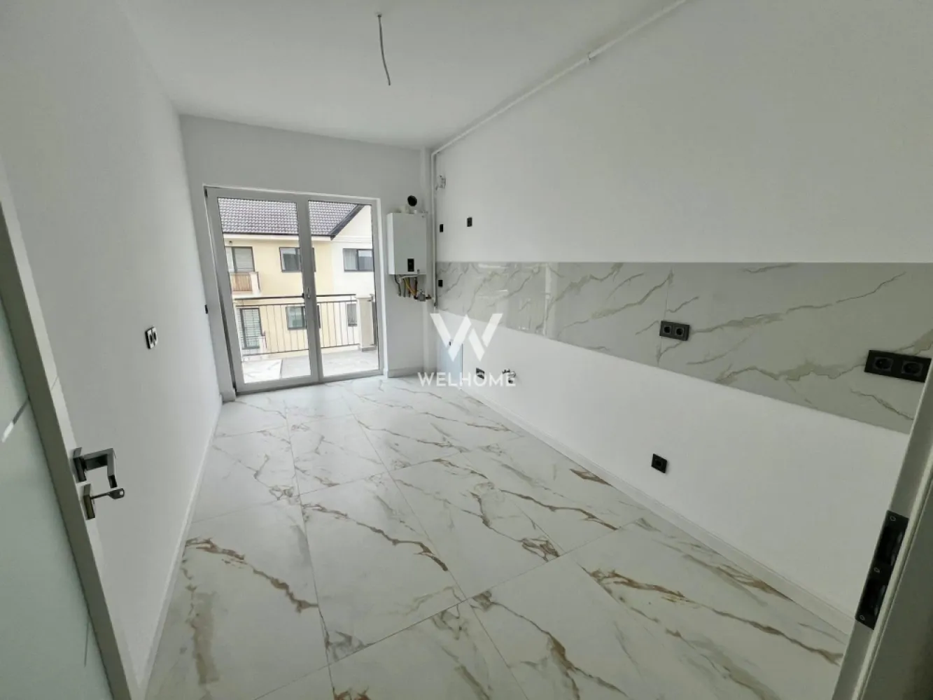 Garsoniera Selimbar COMISION ZERO - Apartament tip studio zona Pictor Brana, la cateva minute de Shopping City Sibiu
Disponibil la etajul 3 (bloc nou dotat cu lift)

- Suprafata utila: 41 mp + balcon de 3.4 mp

Compartimentare: 
hol, camera de zi, bucatarie separata, baie si balcon.

Stadiu de predare:
interior semifinisat: pereti tencuiti, glutuiti, sapa pe pardosea, usa intrare metalica, geamuri termopan 3 foi de sticla, 3 garnituri, centrala termica in condensare cu incalzire in pardosea, instalatii electrice pana la faza de doza, balcon placat cu gresie si balustrade fier forjat.
- Exterior bloc - izolatie de 10 si decorativa, alei pavate, iluminat, camere supraveghere, spatii verzi si loc de joaca pentru copii
Zona ideala atat pentru locuit cat si pentru investitie

- 1 loc de parcare inclus in pret.
Pret: 82000 euro TVA INCLUS 
Vizionare: 0752.088.381- Roxana