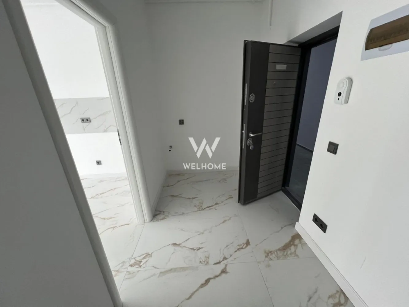 Garsoniera Selimbar COMISION ZERO - Apartament tip studio zona Pictor Brana, la cateva minute de Shopping City Sibiu
Disponibil la etajul 3 (bloc nou dotat cu lift)

- Suprafata utila: 41 mp + balcon de 3.4 mp

Compartimentare: 
hol, camera de zi, bucatarie separata, baie si balcon.

Stadiu de predare:
interior semifinisat: pereti tencuiti, glutuiti, sapa pe pardosea, usa intrare metalica, geamuri termopan 3 foi de sticla, 3 garnituri, centrala termica in condensare cu incalzire in pardosea, instalatii electrice pana la faza de doza, balcon placat cu gresie si balustrade fier forjat.
- Exterior bloc - izolatie de 10 si decorativa, alei pavate, iluminat, camere supraveghere, spatii verzi si loc de joaca pentru copii
Zona ideala atat pentru locuit cat si pentru investitie

- 1 loc de parcare inclus in pret.
Pret: 82000 euro TVA INCLUS 
Vizionare: 0752.088.381- Roxana