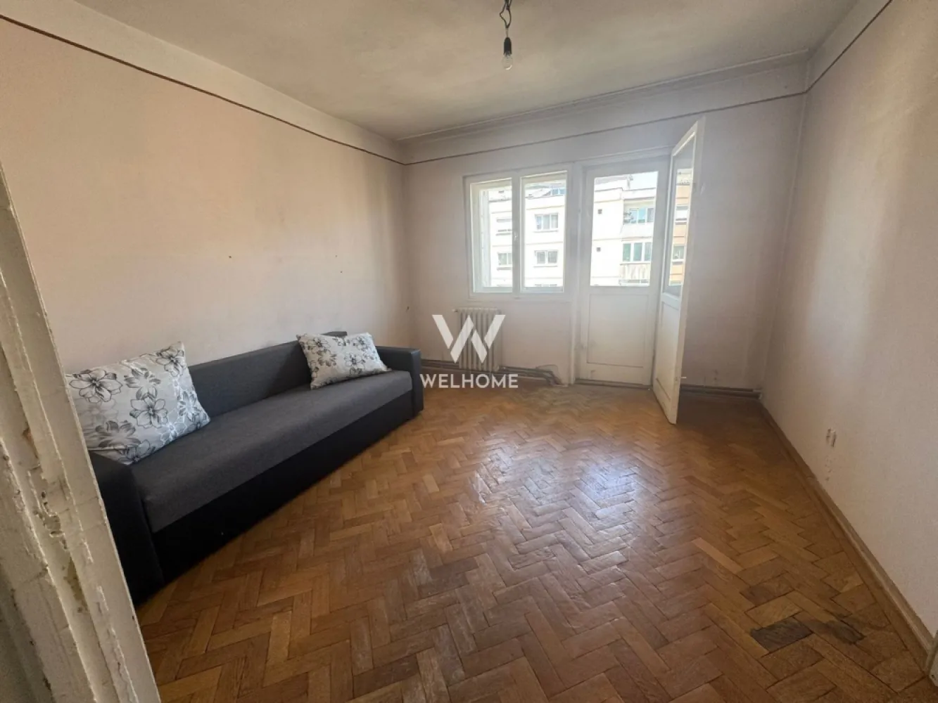 Apartament 4 camere, Sibiu - Va oferim spre vanzare un apartament spatios de 4 camere ,situat la etajul 9 din 10, intr-un bloc cu lift de pe strada Iezer din cartierul Vasile Aaron.

Suprafata utila: 80mp + balcon 7mp + pivinita

Compartimentare:
Hol, living, bucatarie cu camara, baie, 3 dormitoare si inca un wc de servicu
Balconul este de tip terasa, avand o suprafata f generoasa.
Pe toata lungimea holului este construit un dressing, care poate fi anulat daca se doreste un hol mai lat. (vezi schita)

Apartamentul necesita renovare totala, insa datorita compartimentarii si locatiei, are un potential mare de a fi transformat intr-o locuinta de vis.

Pret: 115000 euro
Cash sau credit bancar

Detalii si vizionari: 0752.088.381- Roxana
