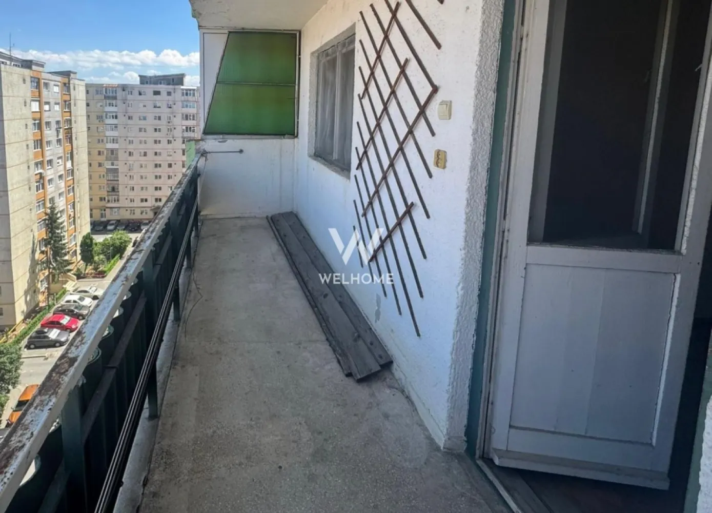 Apartament 4 camere, Sibiu - Va oferim spre vanzare un apartament spatios de 4 camere ,situat la etajul 9 din 10, intr-un bloc cu lift de pe strada Iezer din cartierul Vasile Aaron.

Suprafata utila: 80mp + balcon 7mp + pivinita

Compartimentare:
Hol, living, bucatarie cu camara, baie, 3 dormitoare si inca un wc de servicu
Balconul este de tip terasa, avand o suprafata f generoasa.
Pe toata lungimea holului este construit un dressing, care poate fi anulat daca se doreste un hol mai lat. (vezi schita)

Apartamentul necesita renovare totala, insa datorita compartimentarii si locatiei, are un potential mare de a fi transformat intr-o locuinta de vis.

Pret: 115000 euro
Cash sau credit bancar

Detalii si vizionari: 0752.088.381- Roxana