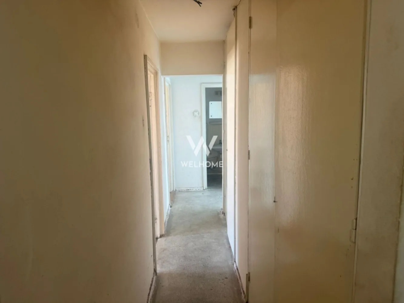 Apartament 4 camere, Sibiu - Va oferim spre vanzare un apartament spatios de 4 camere ,situat la etajul 9 din 10, intr-un bloc cu lift de pe strada Iezer din cartierul Vasile Aaron.

Suprafata utila: 80mp + balcon 7mp + pivinita

Compartimentare:
Hol, living, bucatarie cu camara, baie, 3 dormitoare si inca un wc de servicu
Balconul este de tip terasa, avand o suprafata f generoasa.
Pe toata lungimea holului este construit un dressing, care poate fi anulat daca se doreste un hol mai lat. (vezi schita)

Apartamentul necesita renovare totala, insa datorita compartimentarii si locatiei, are un potential mare de a fi transformat intr-o locuinta de vis.

Pret: 115000 euro
Cash sau credit bancar

Detalii si vizionari: 0752.088.381- Roxana
