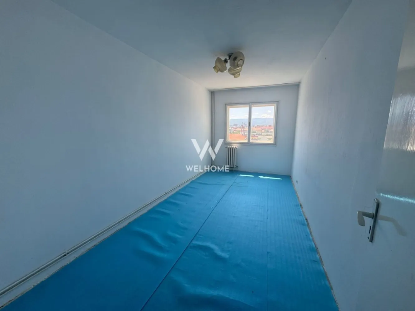 Apartament 4 camere, Sibiu - Va oferim spre vanzare un apartament spatios de 4 camere ,situat la etajul 9 din 10, intr-un bloc cu lift de pe strada Iezer din cartierul Vasile Aaron.

Suprafata utila: 80mp + balcon 7mp + pivinita

Compartimentare:
Hol, living, bucatarie cu camara, baie, 3 dormitoare si inca un wc de servicu
Balconul este de tip terasa, avand o suprafata f generoasa.
Pe toata lungimea holului este construit un dressing, care poate fi anulat daca se doreste un hol mai lat. (vezi schita)

Apartamentul necesita renovare totala, insa datorita compartimentarii si locatiei, are un potential mare de a fi transformat intr-o locuinta de vis.

Pret: 115000 euro
Cash sau credit bancar

Detalii si vizionari: 0752.088.381- Roxana